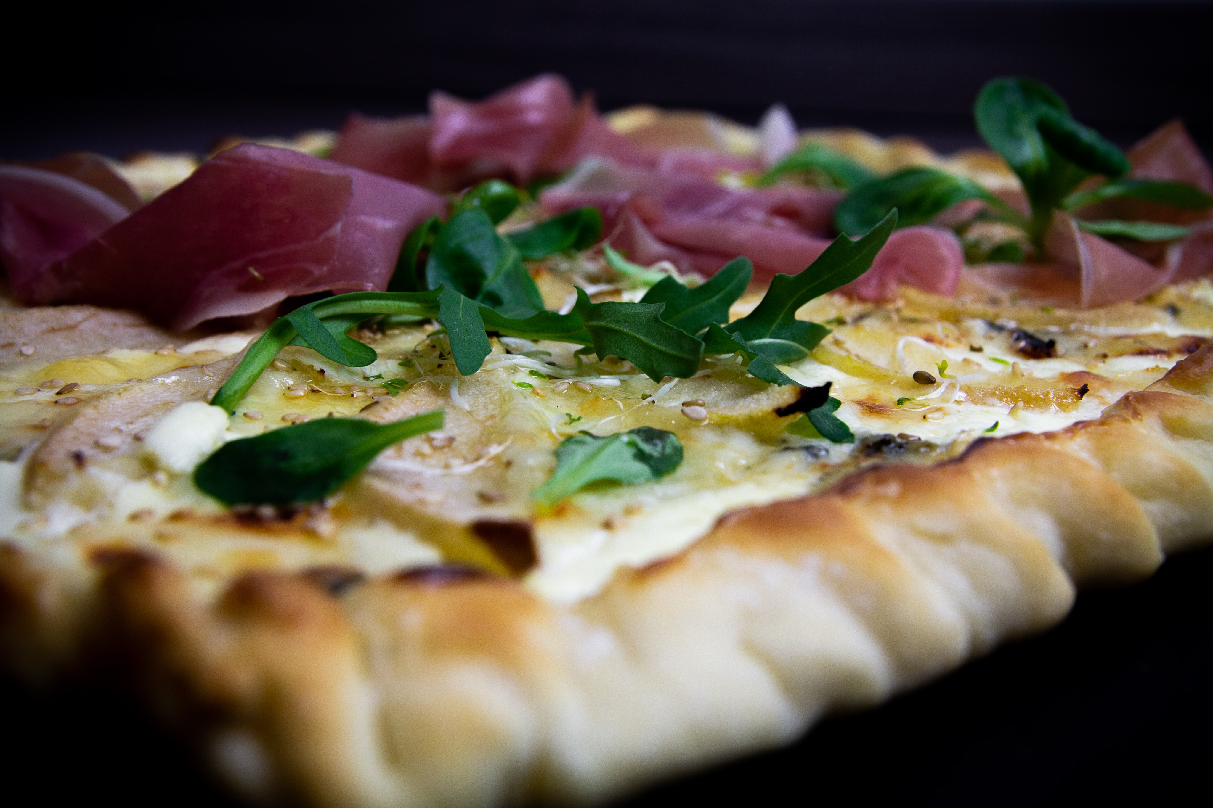 Pizza fine aux poires et gorgonzola