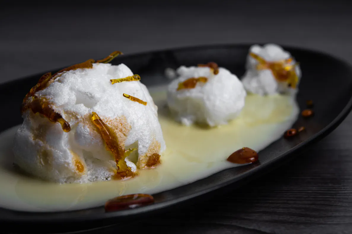 Île flottante aux éclats de caramel