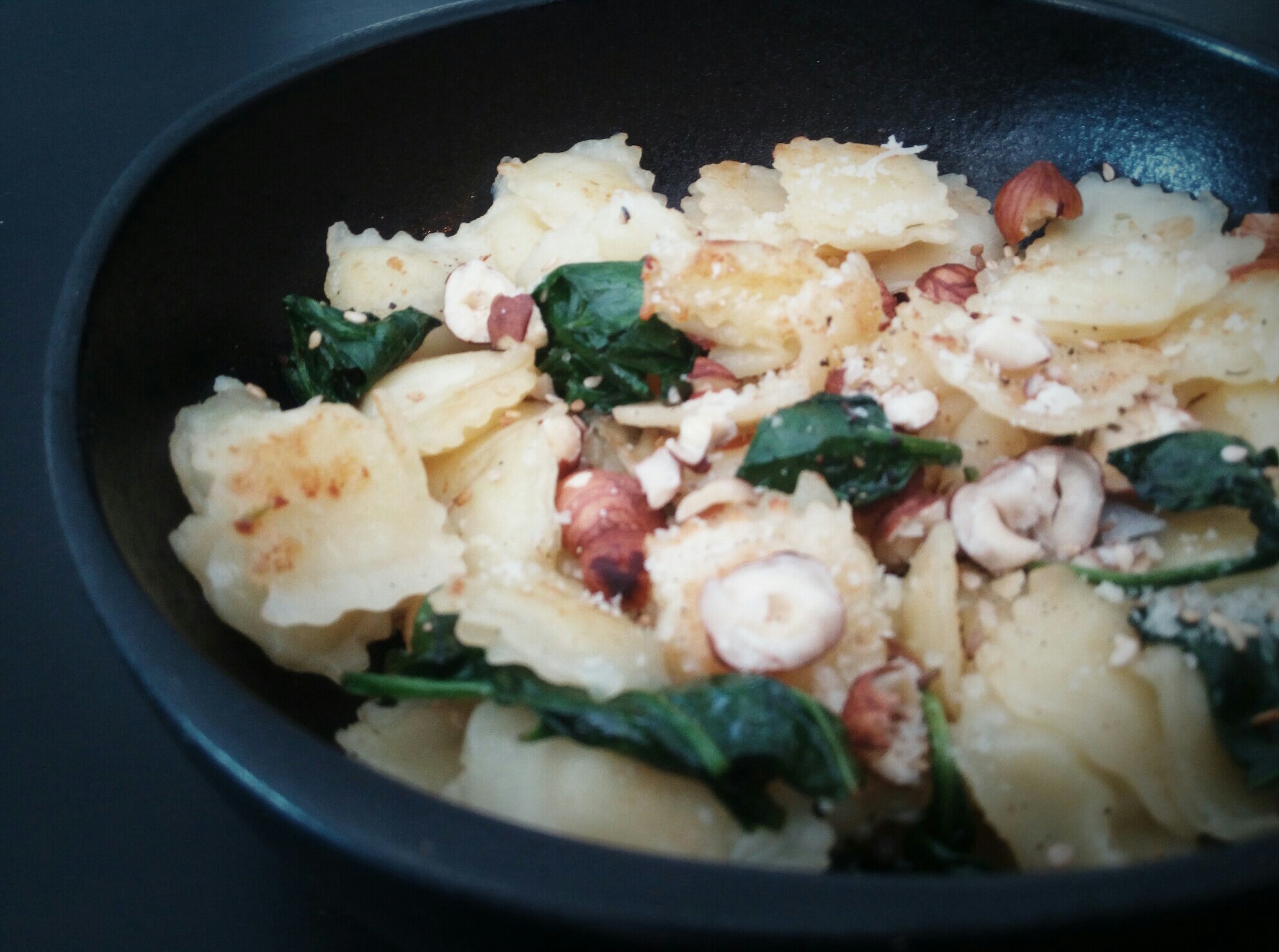 Ravioles sautées aux épinards et noisettes grillées