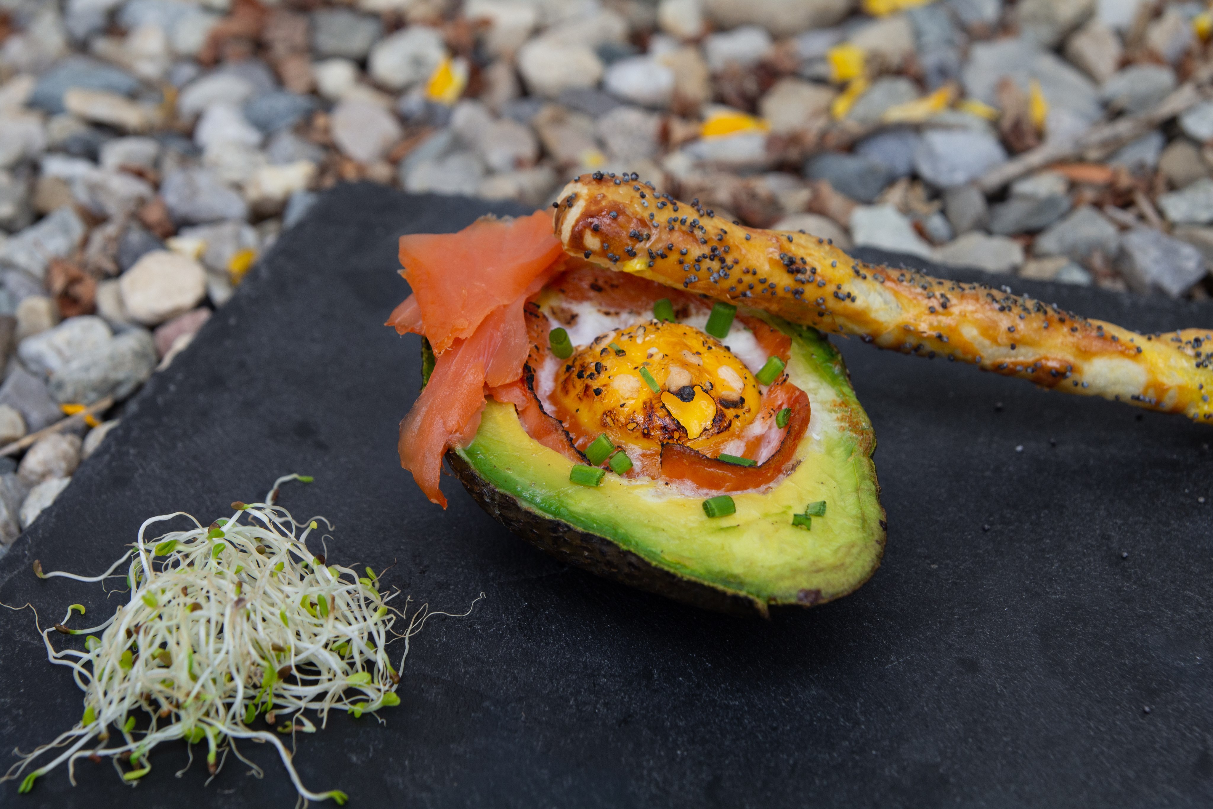 Avocat à l’œuf et à la truite fumée