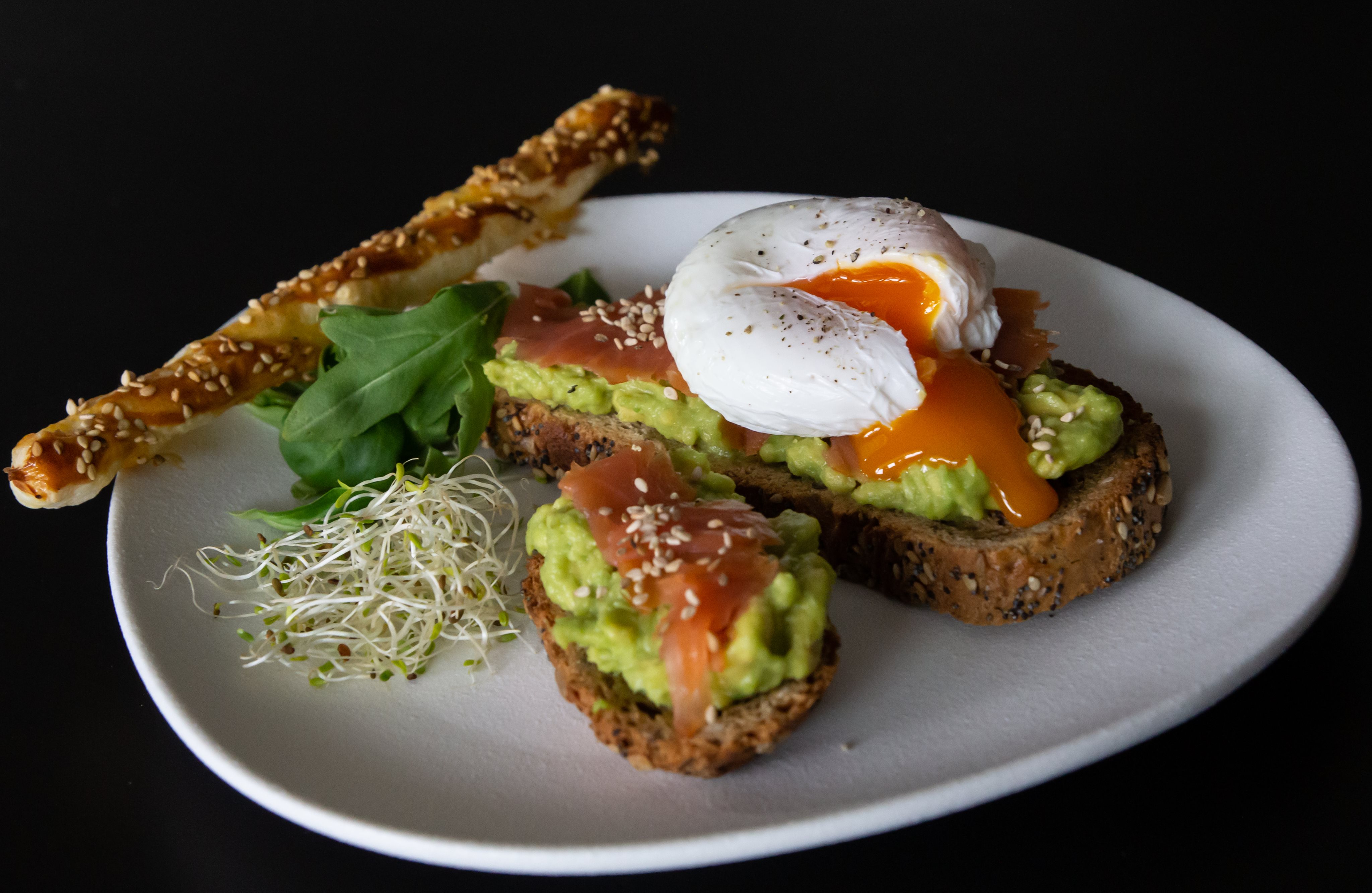 Tartine de saumon, avocat et œuf poché