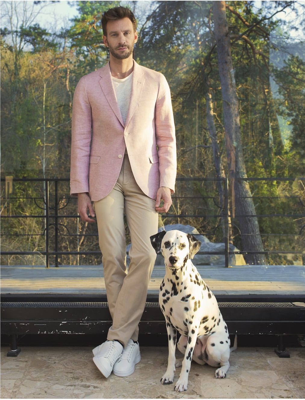 Smuggler printemps ete 2019 look9 veste trinidade rose framboise et pantalon chino beige e1556272582778