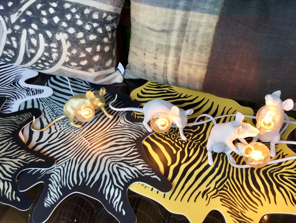 Pôdevache set de table collection Pas bête
Lampes Souris Seletti, coussins en lin LELIGNE