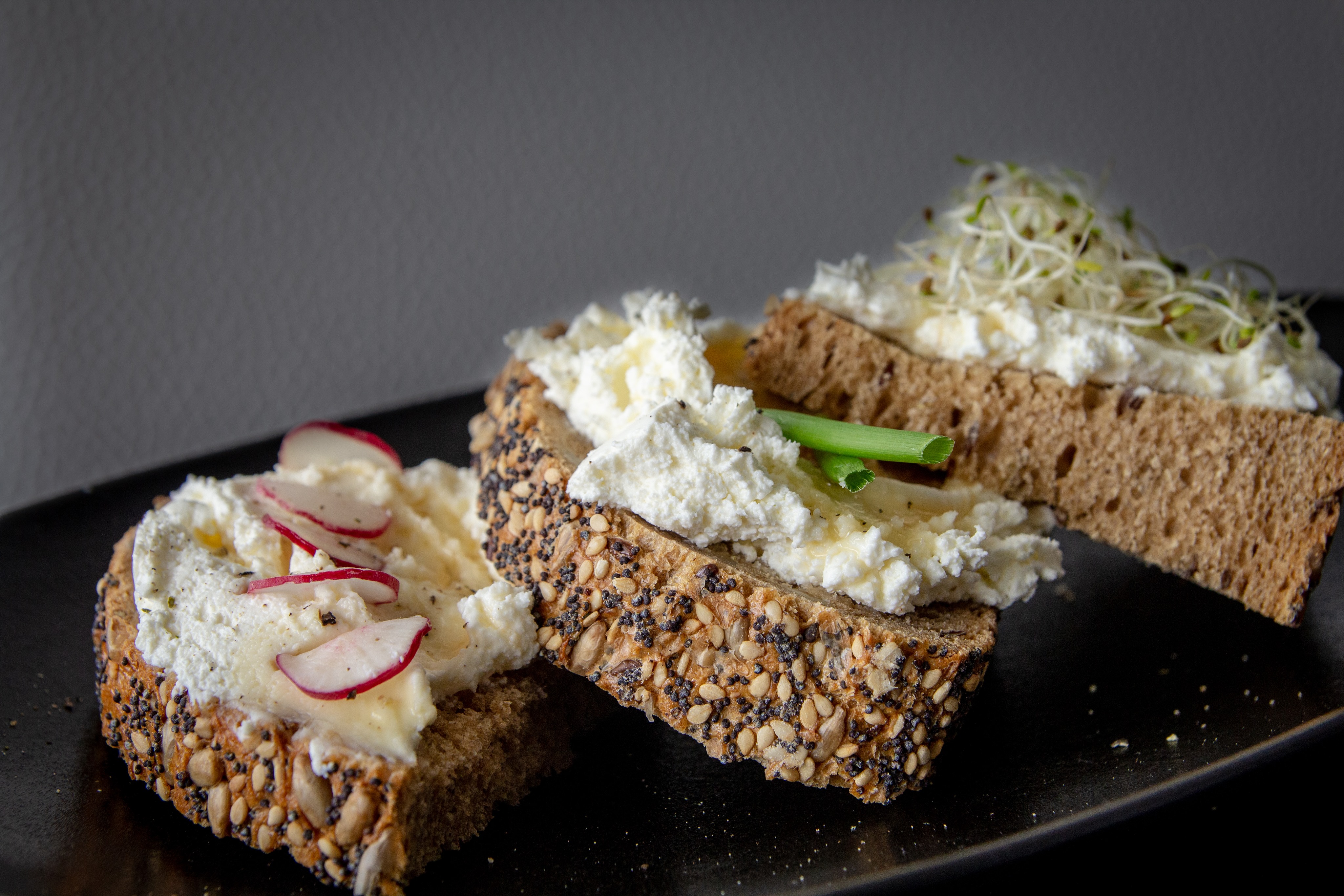 Tartines de fromage fouetté