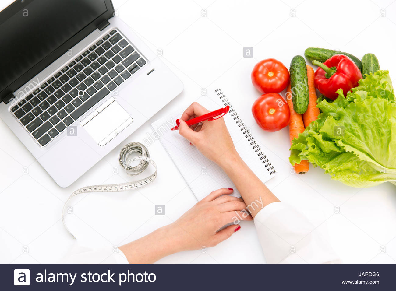 Dieta nutricion vegetal o medicamentos concepto los medicos manos escrito plan de dieta composicion vegetal madura portatil y cinta metrica sobre blanco backg jardg6