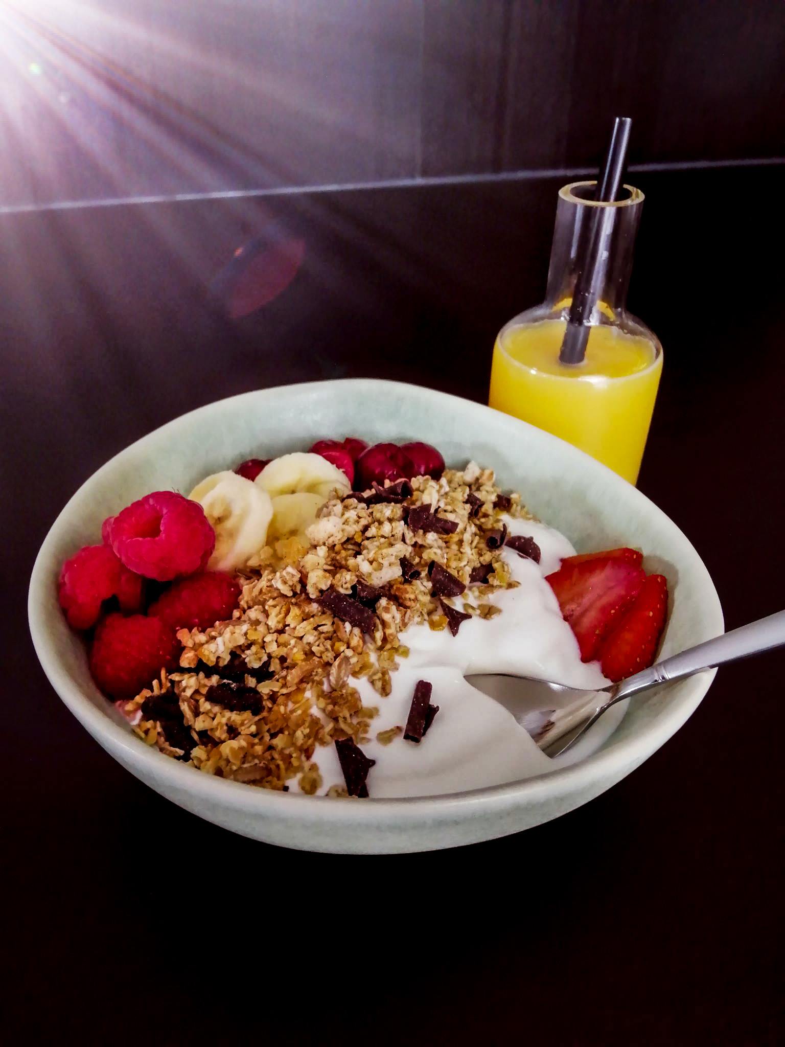 Salade de fruits au muesli sur fromage blanc