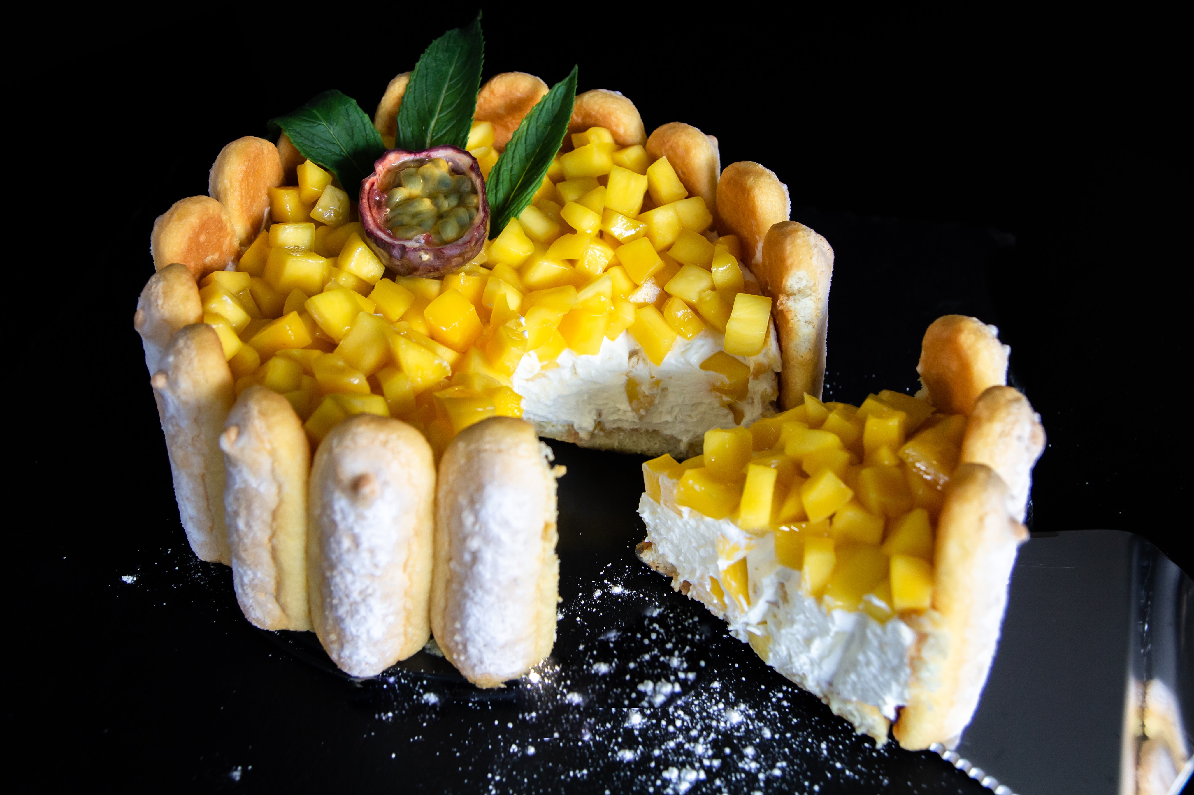 Charlotte à la mangue et aux fruits de la passion