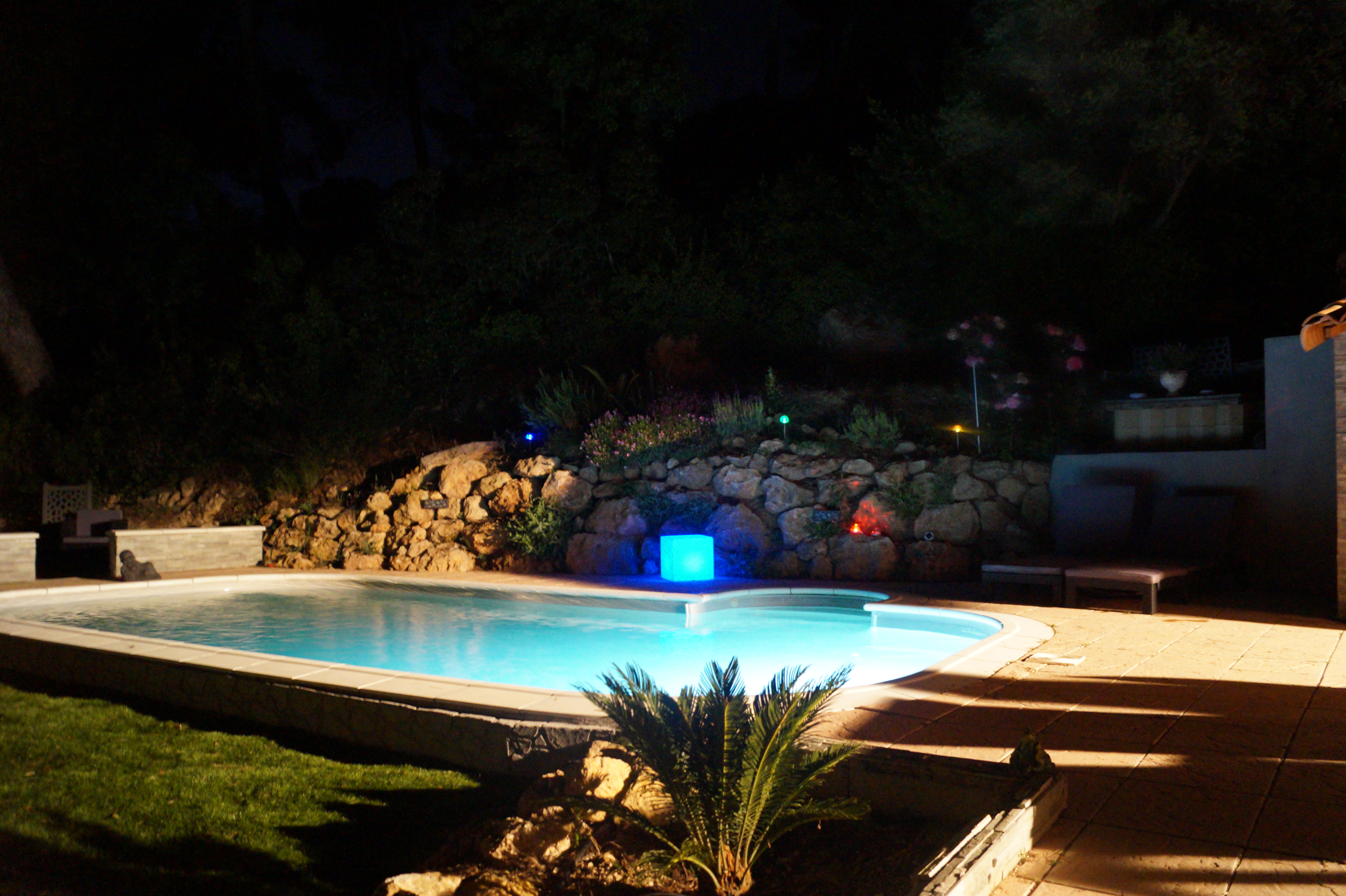 Piscine led nuit bleu elargi