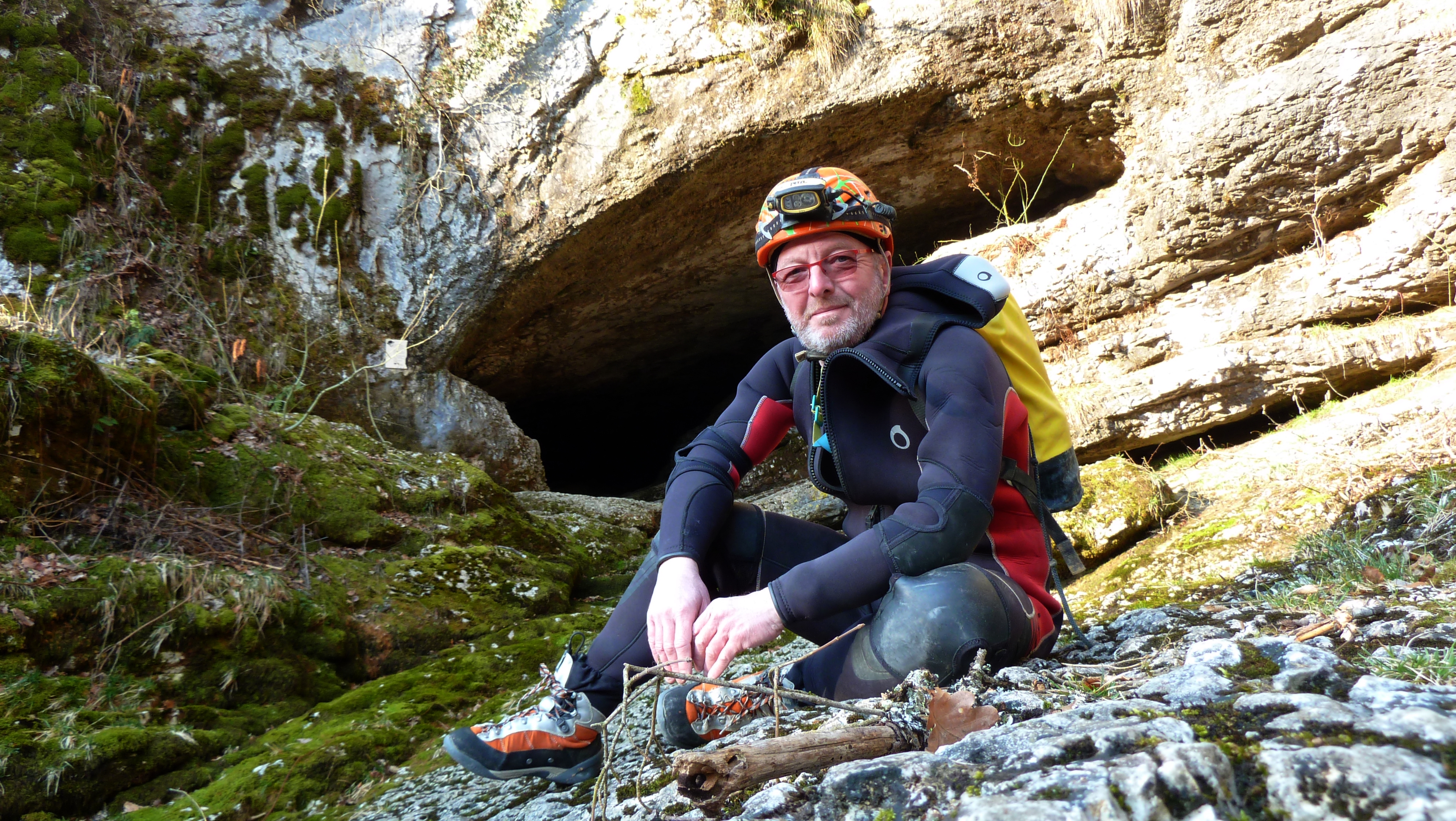 Devant l'entrée de la grotte de Prérouge (Massif des Bauges)