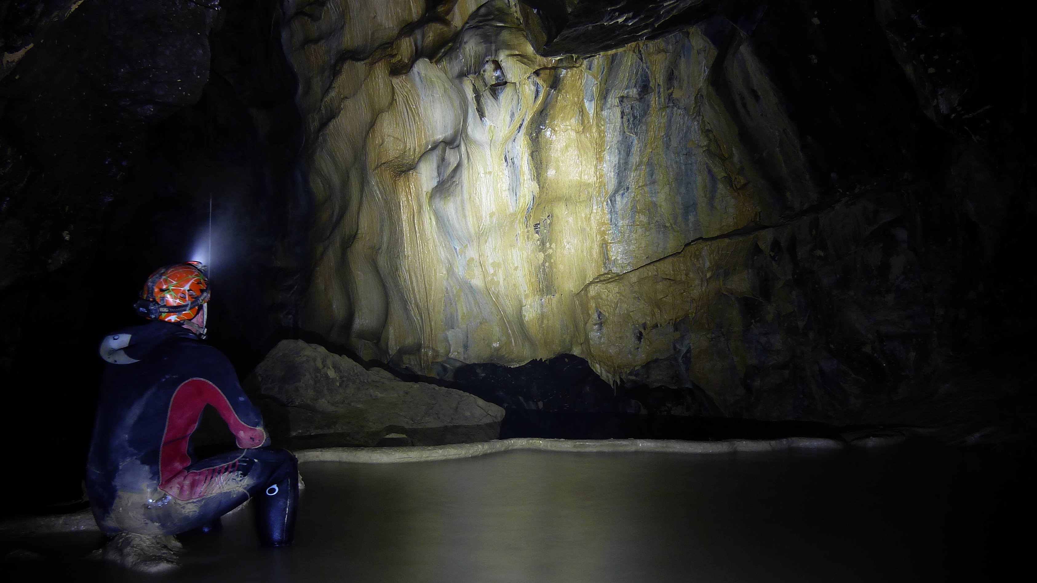 Dans la galerie des Gours à la grotte de Balme (massif du Giffre)