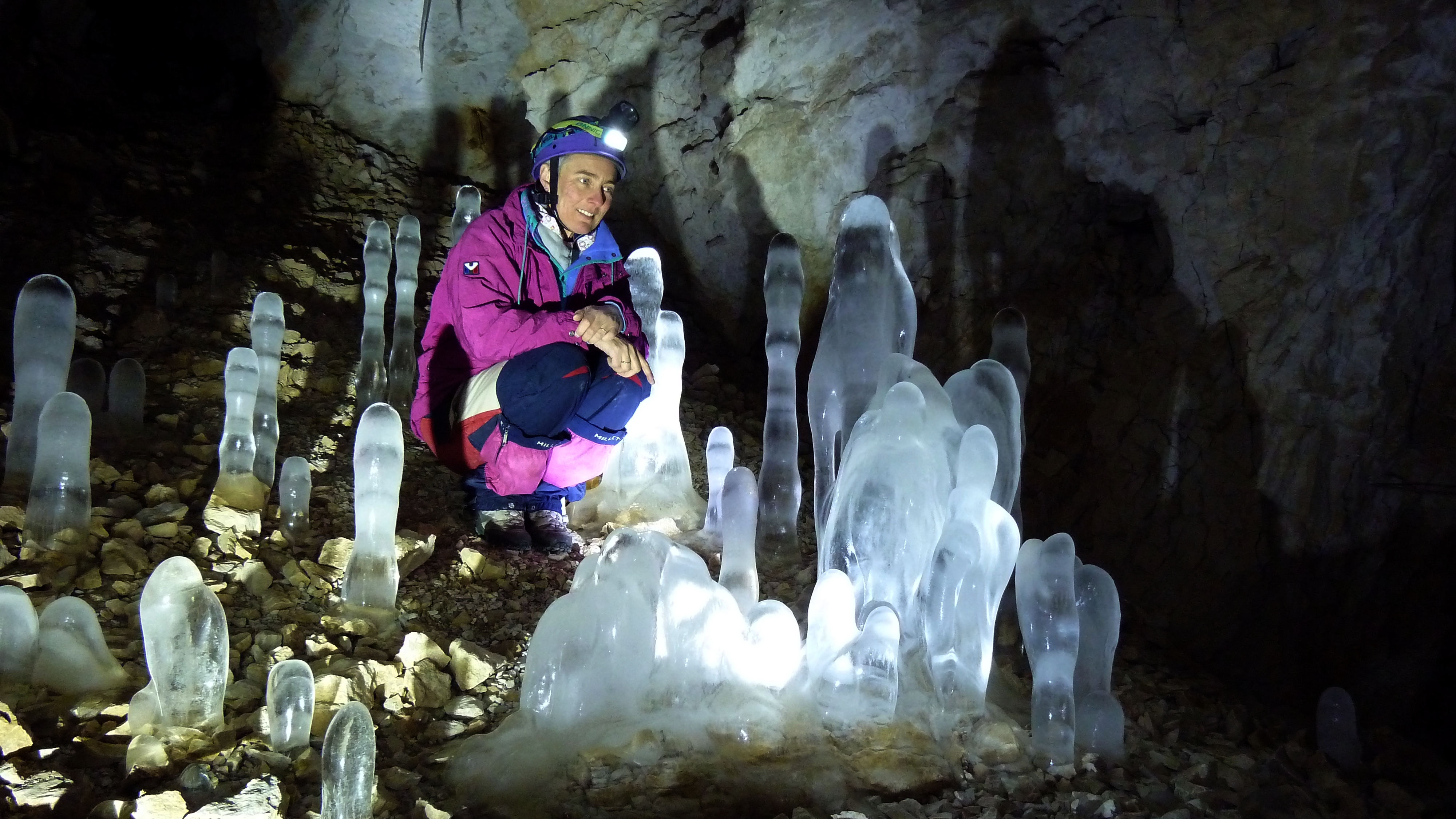 Avec Florence, devant des sculptures éphémères dans la Tanne du Névé (Massif de la Margériaz)