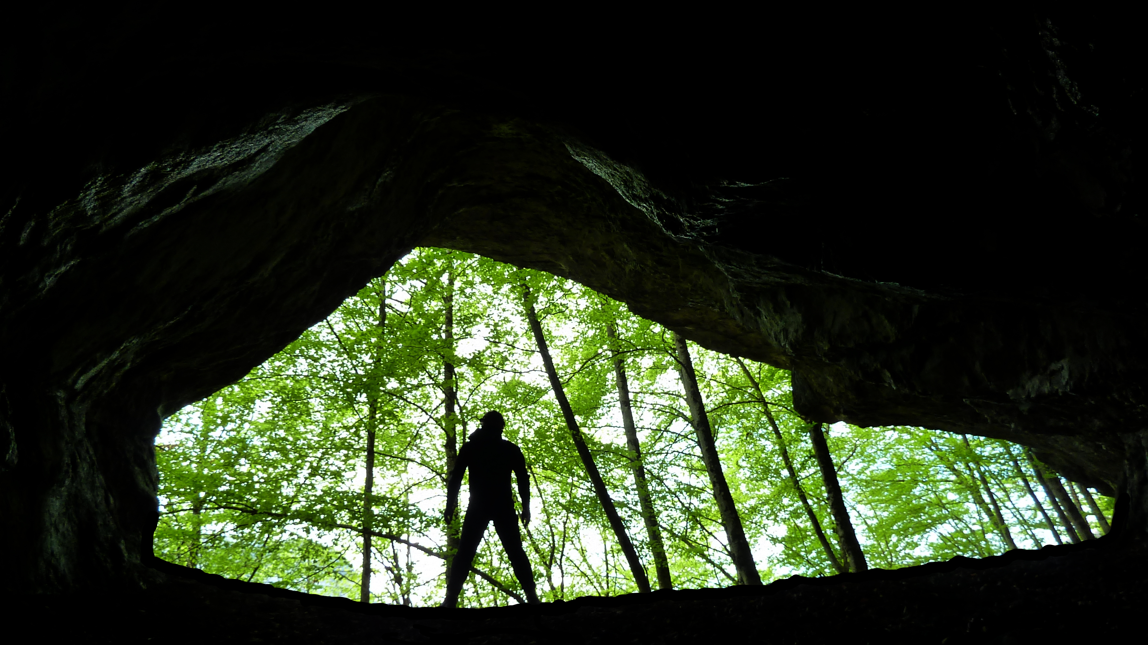 Sous le porche d'entrée de la grotte de Bange (massif des Bauges)