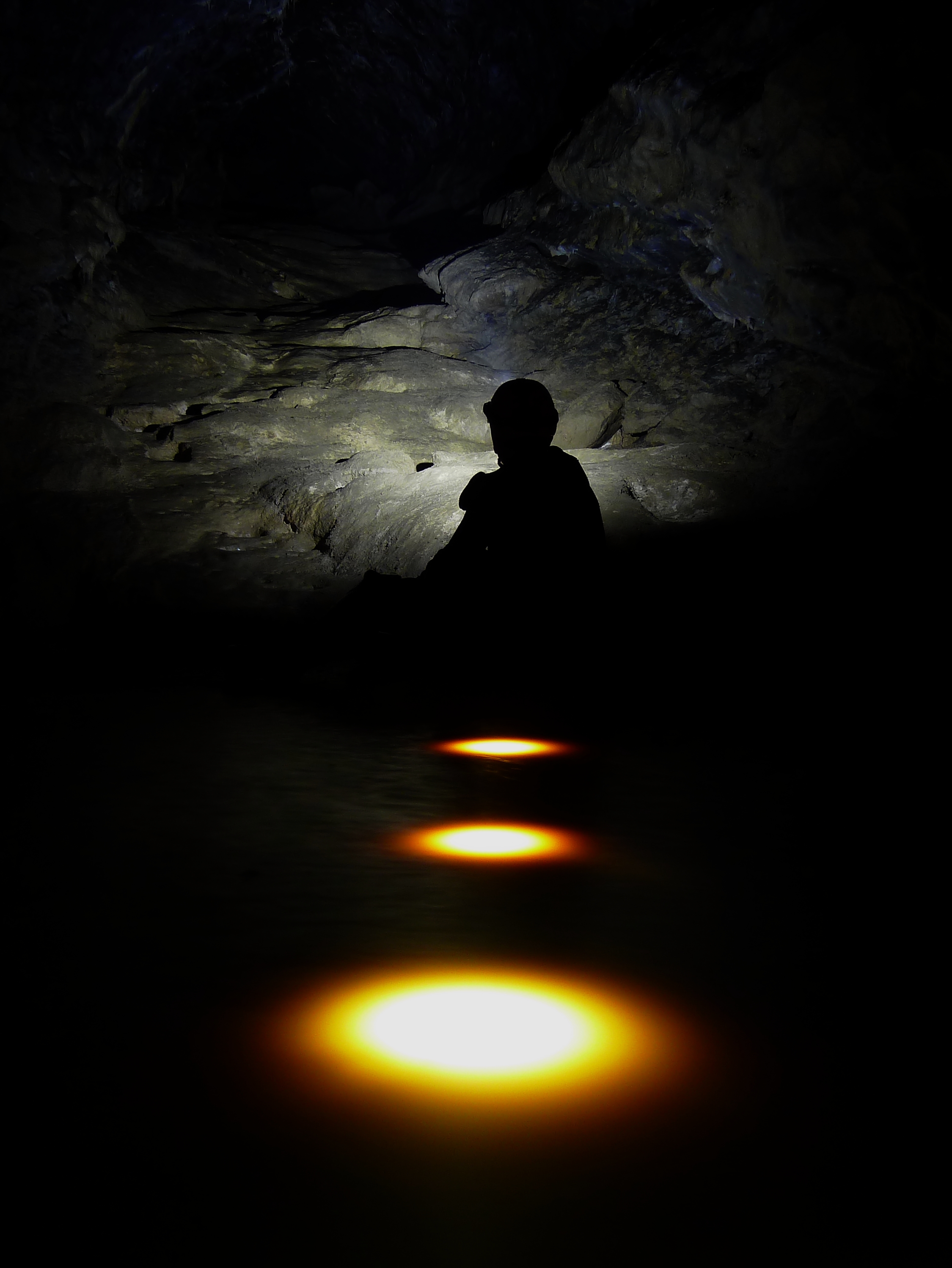Essais de lumières dans la galerie des Gours à la grotte de Balme (massif du Giffre)