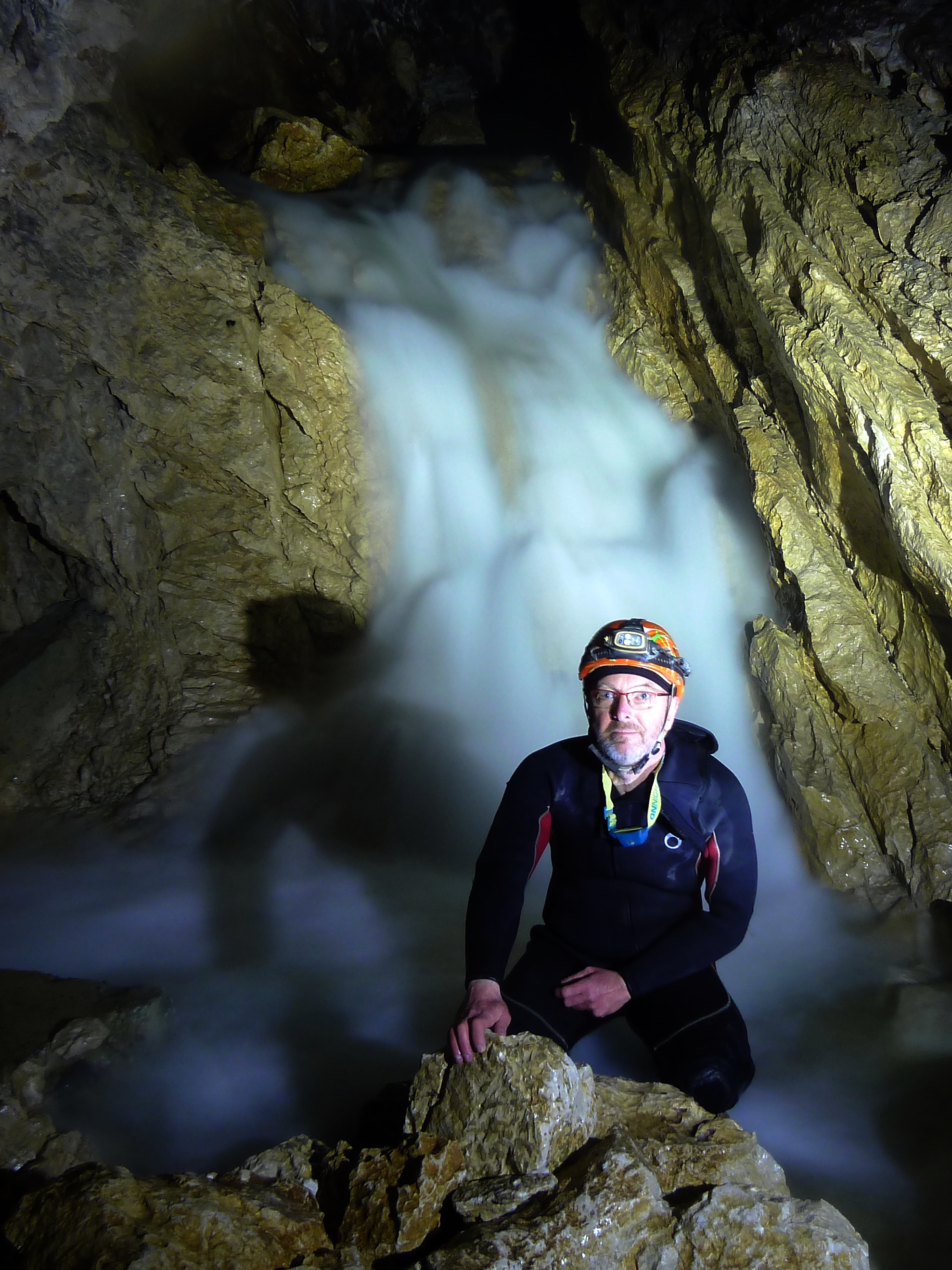 Devant la cascade dans la grotte de la Bouna (massif du Jura)