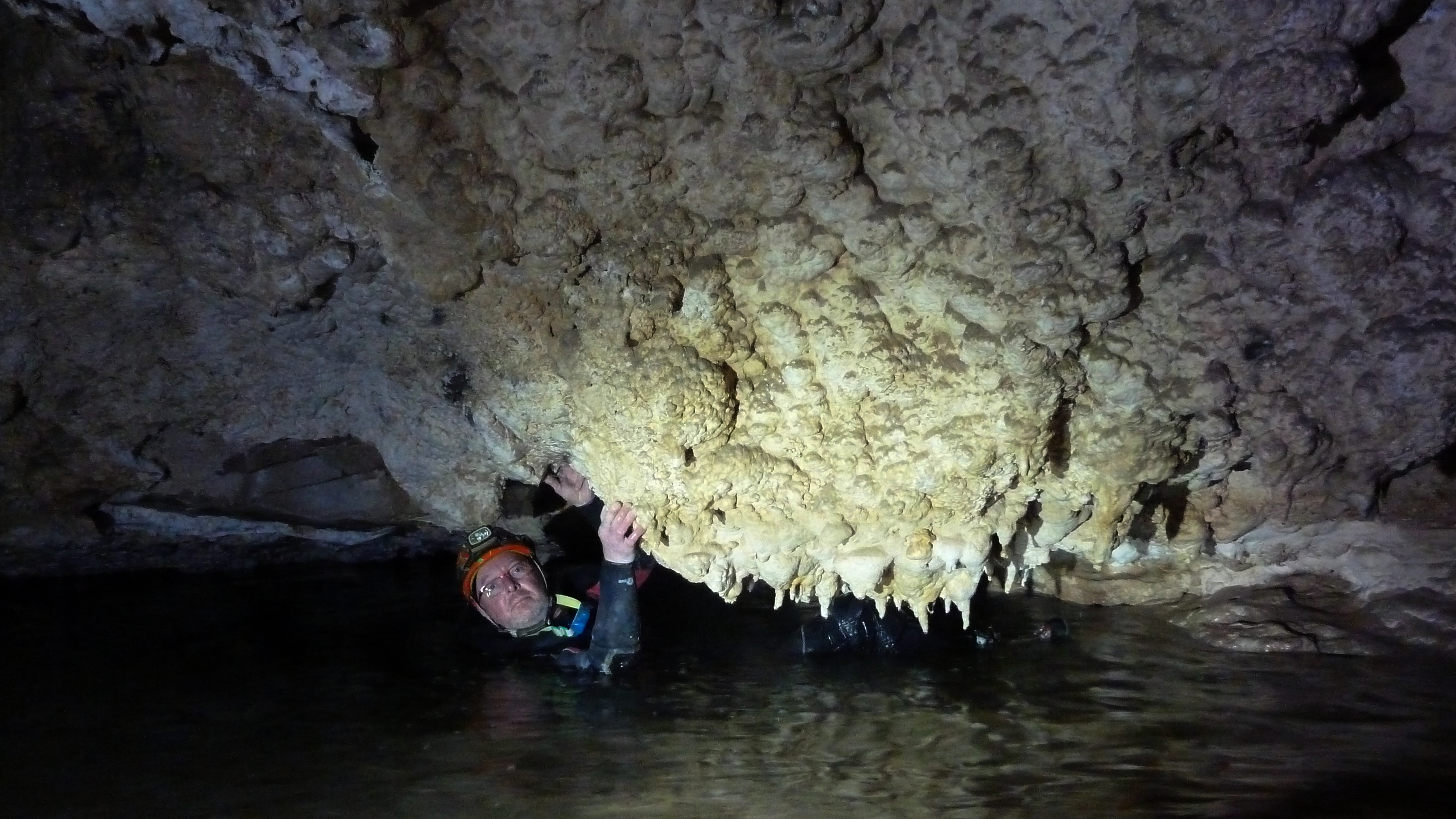 Le passage clé du réseau Chevalier à la grotte de Prérouge (massif des Bauges)