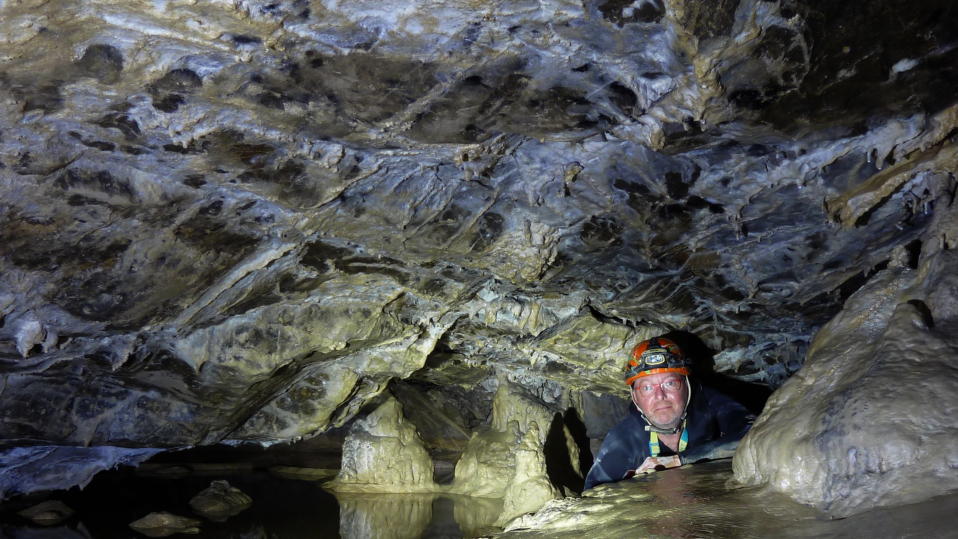 Dans la grotte des Comitards  (massif du Giffre)