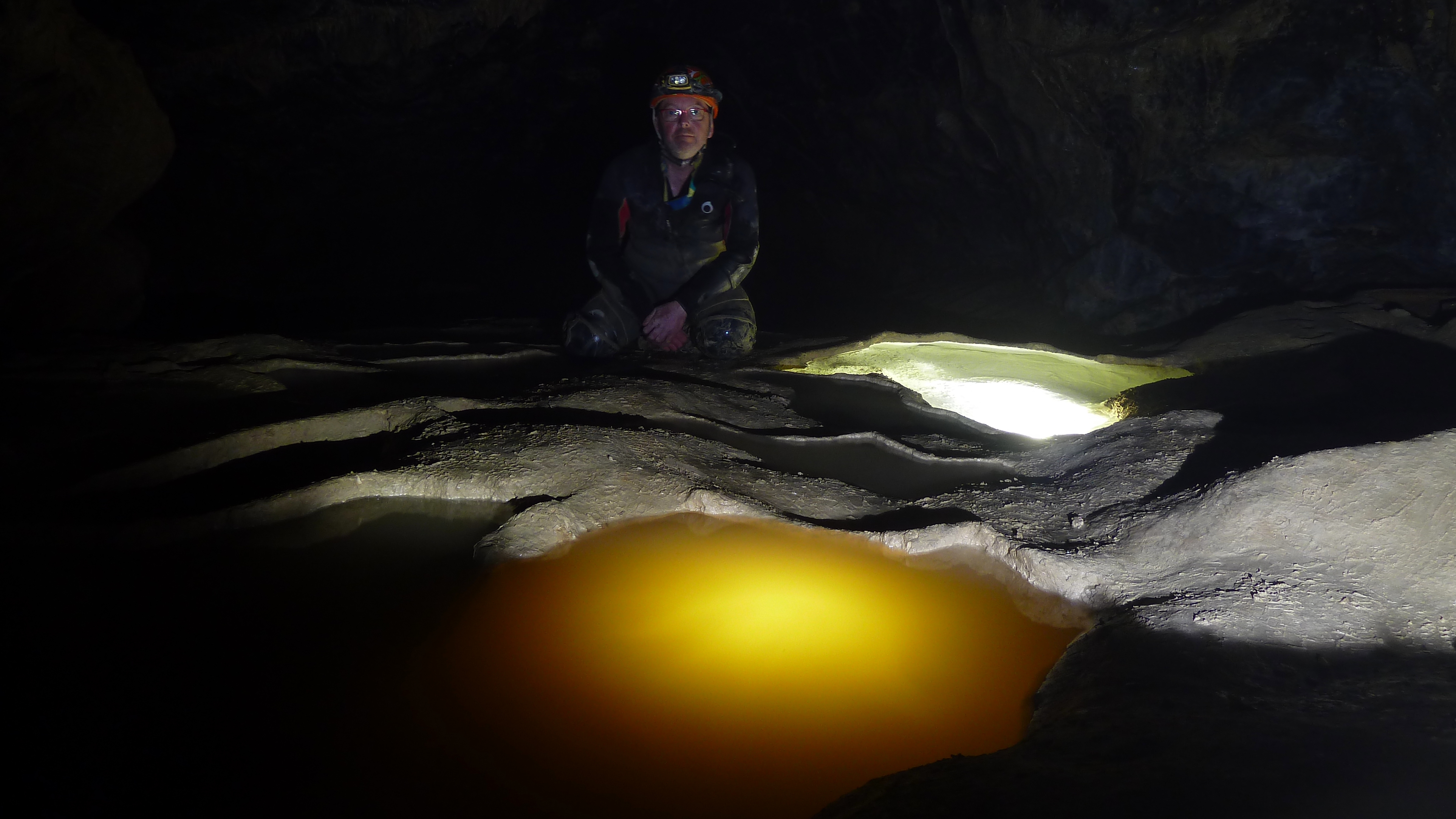 Essais de lumières dans la galerie des Gours à la grotte de Balme (massif du Giffre)