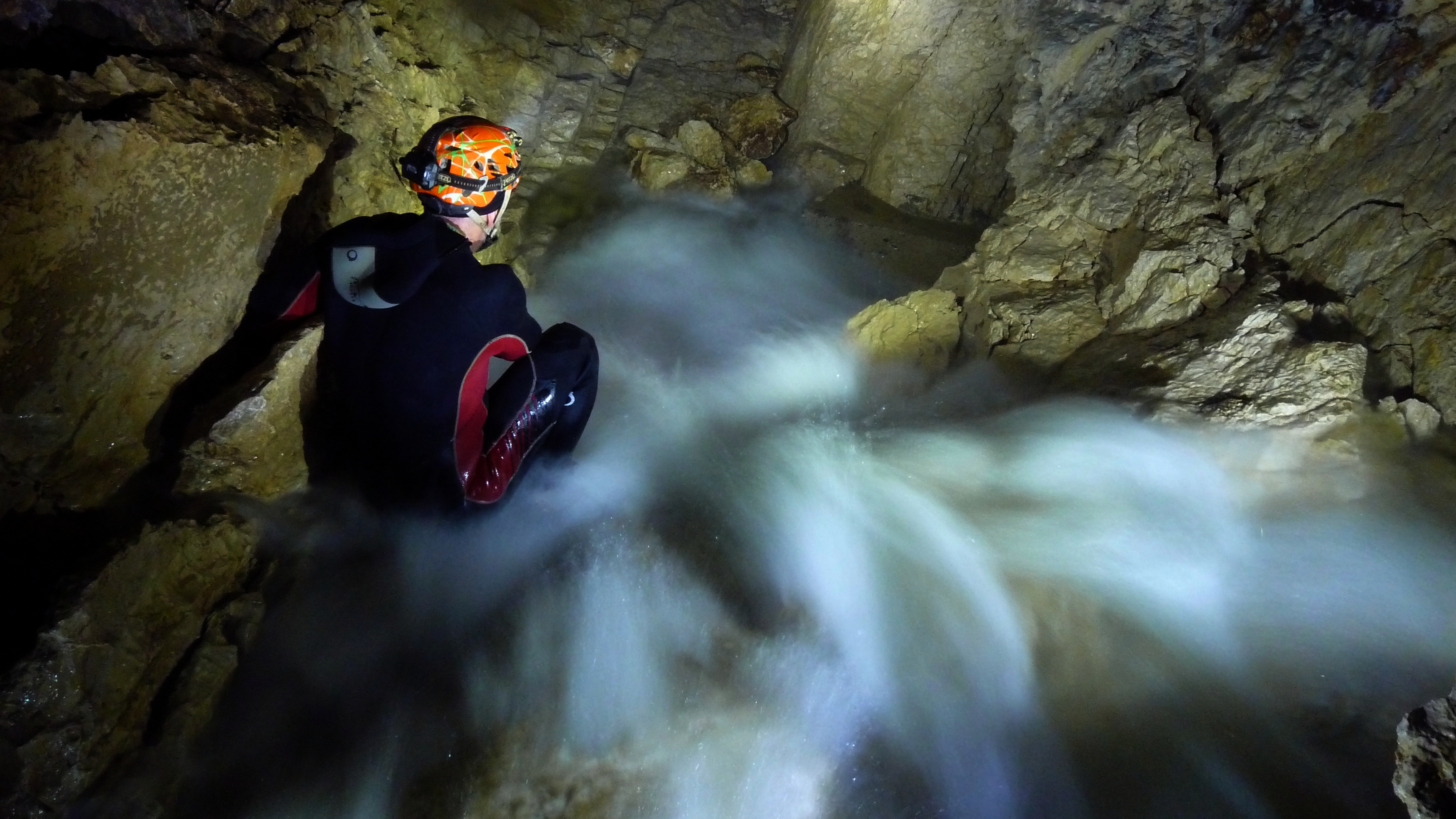 Dans la cascade de la grotte de la Bouna (massif du Jura)