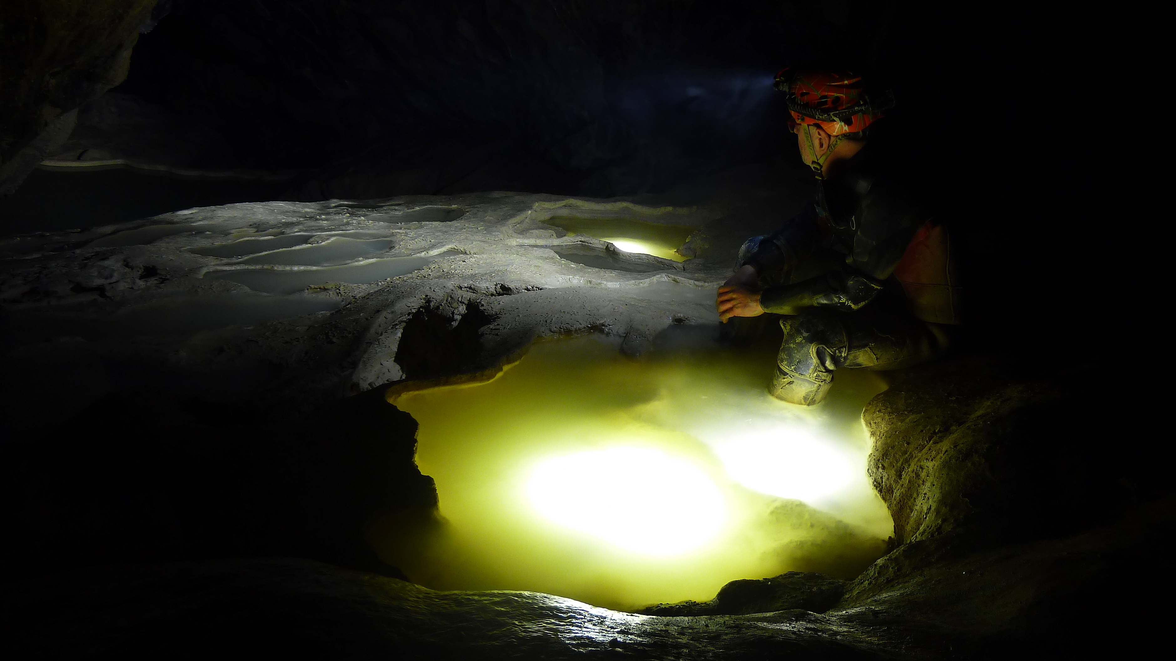 Essai de lumières dans la galerie des Gours à la grotte de Balme (massif du Giffre)