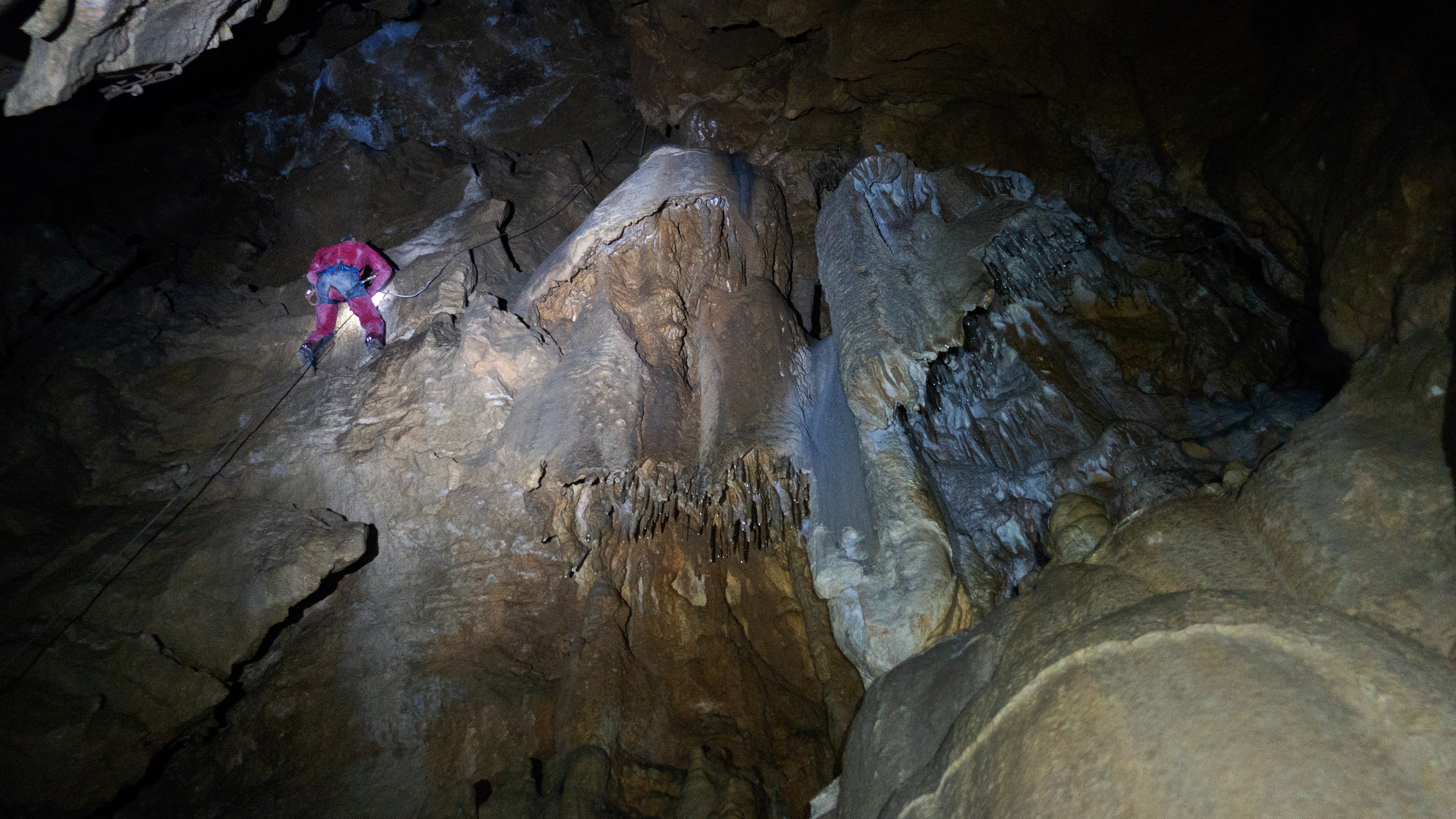 Dans un des puits de la grotte des Eymards (massif du Vercors)