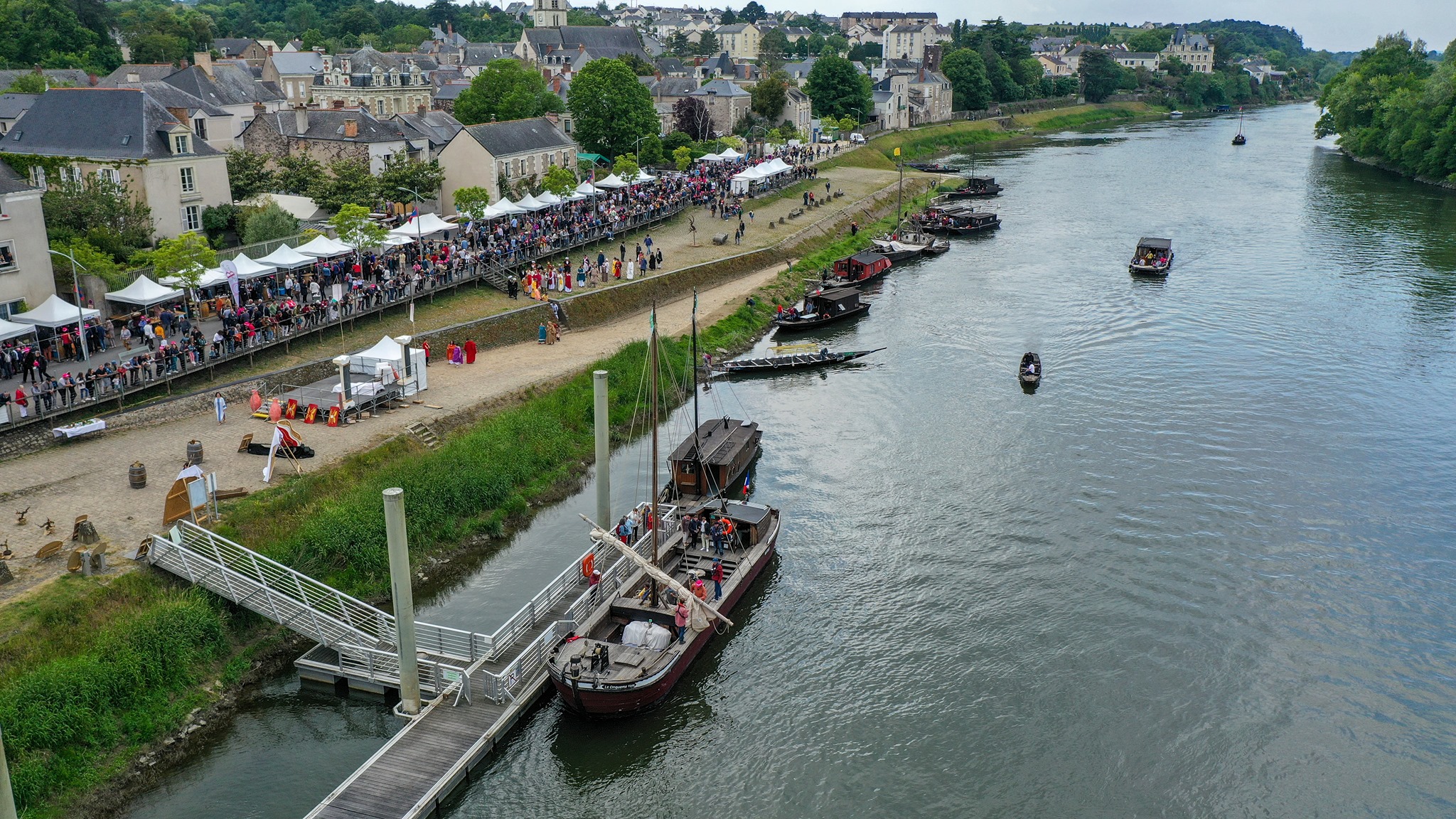 5 et la voile est rangee comme il faut 
