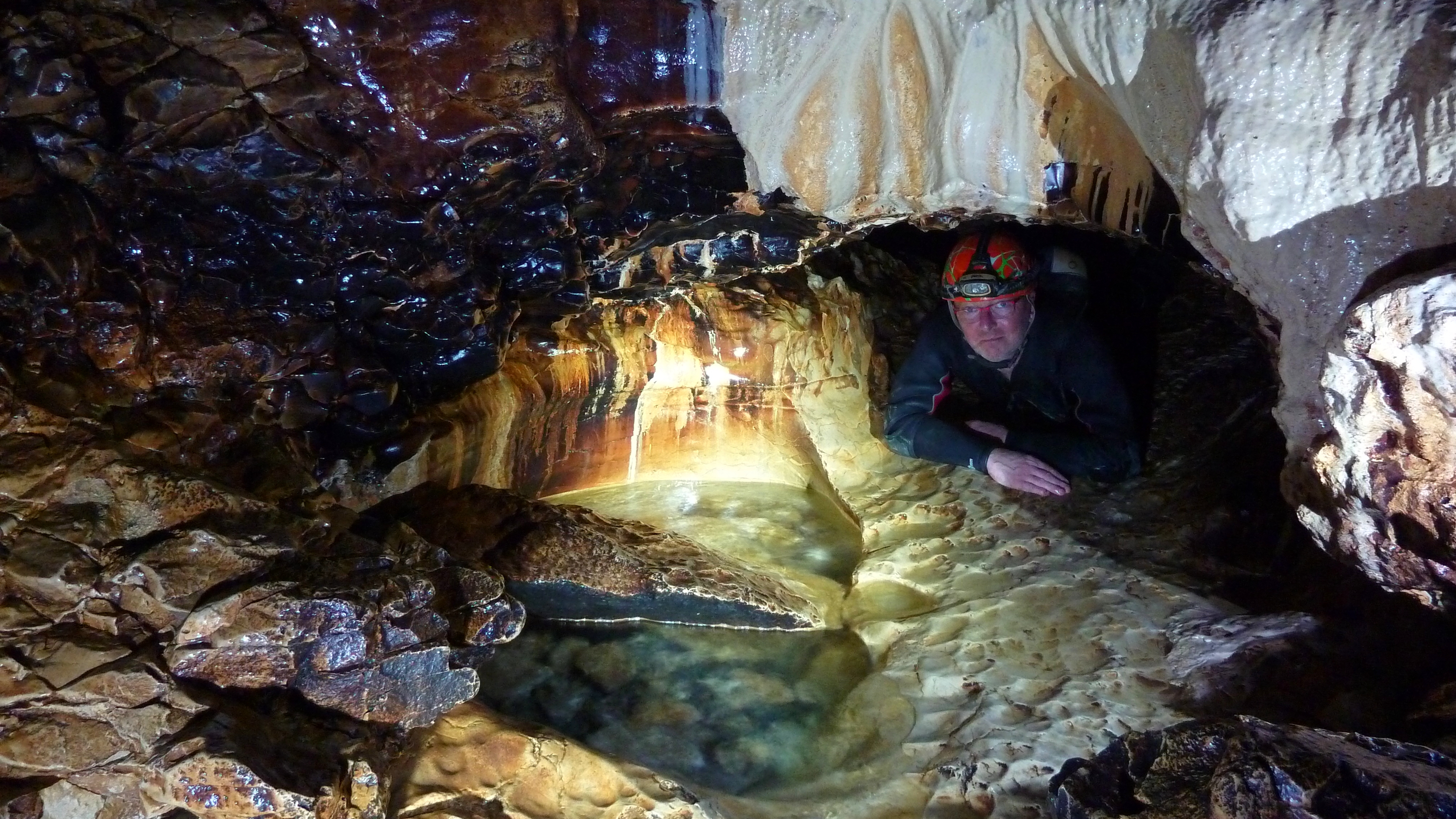 Dans la grotte de Prérouge (massif des Bauges)