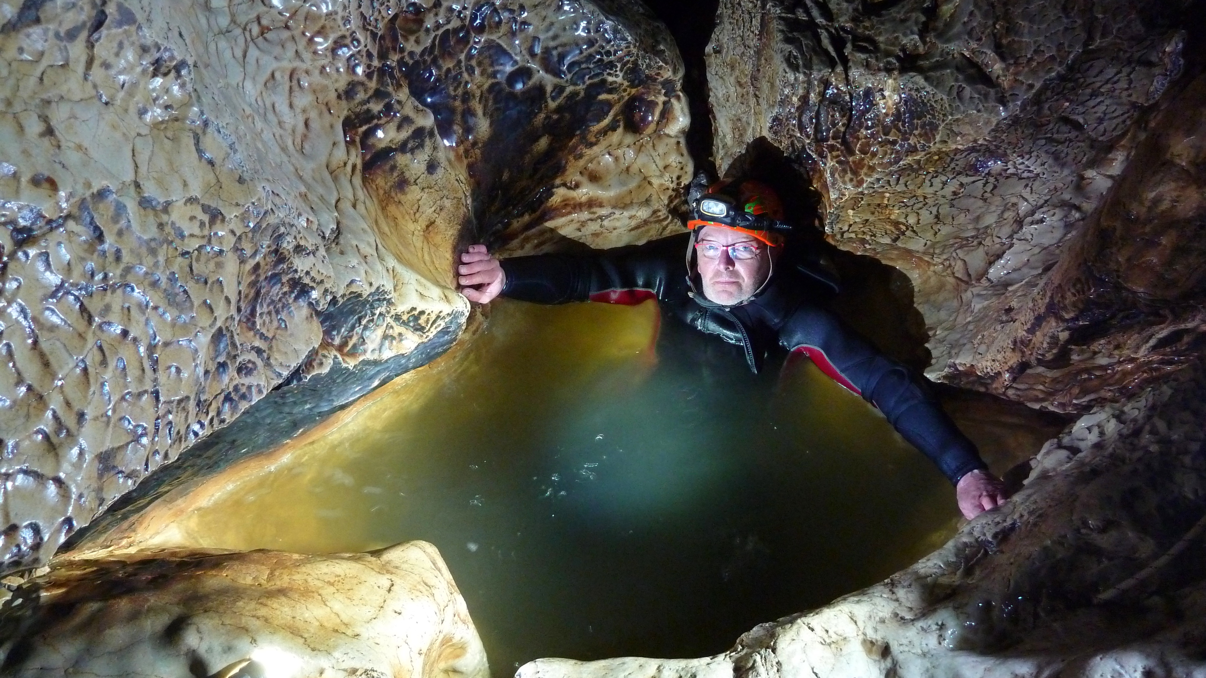 Un petit bain dans la galerie du Métro à la grotte de Prérouge (massif des Bauges)