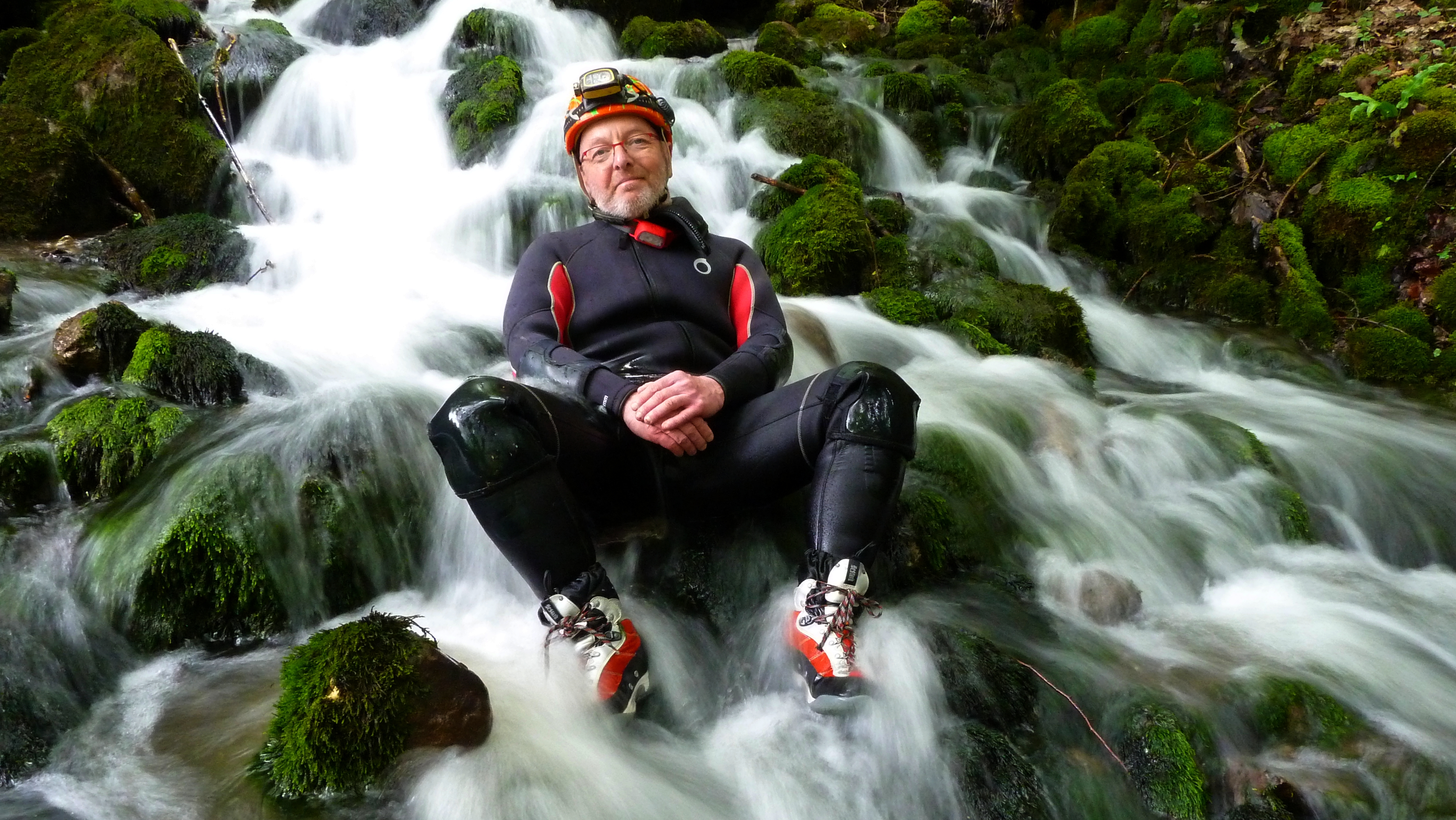 Petite pause aquatique avant d'entrer dans la grotte de Bange (massif du Semnoz)