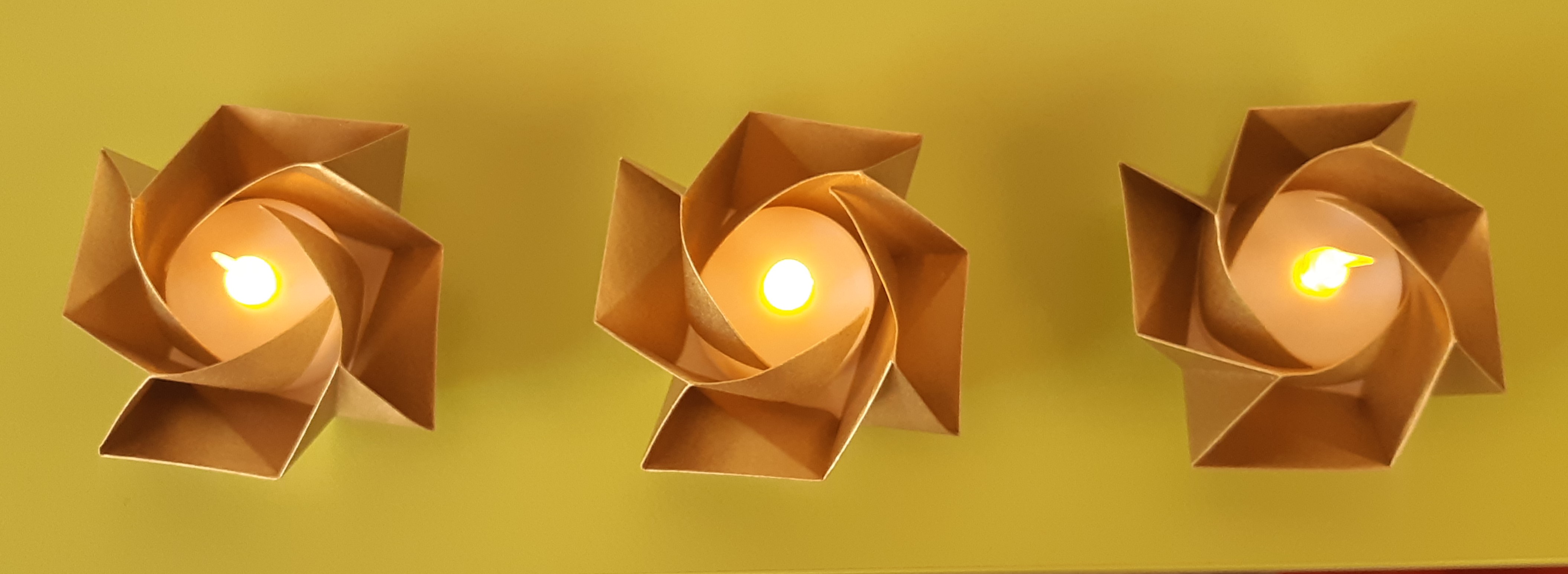 Veilleuse Fleur en papier washi doré avec led 5€
(~ Ø 8 x h 4 cm)