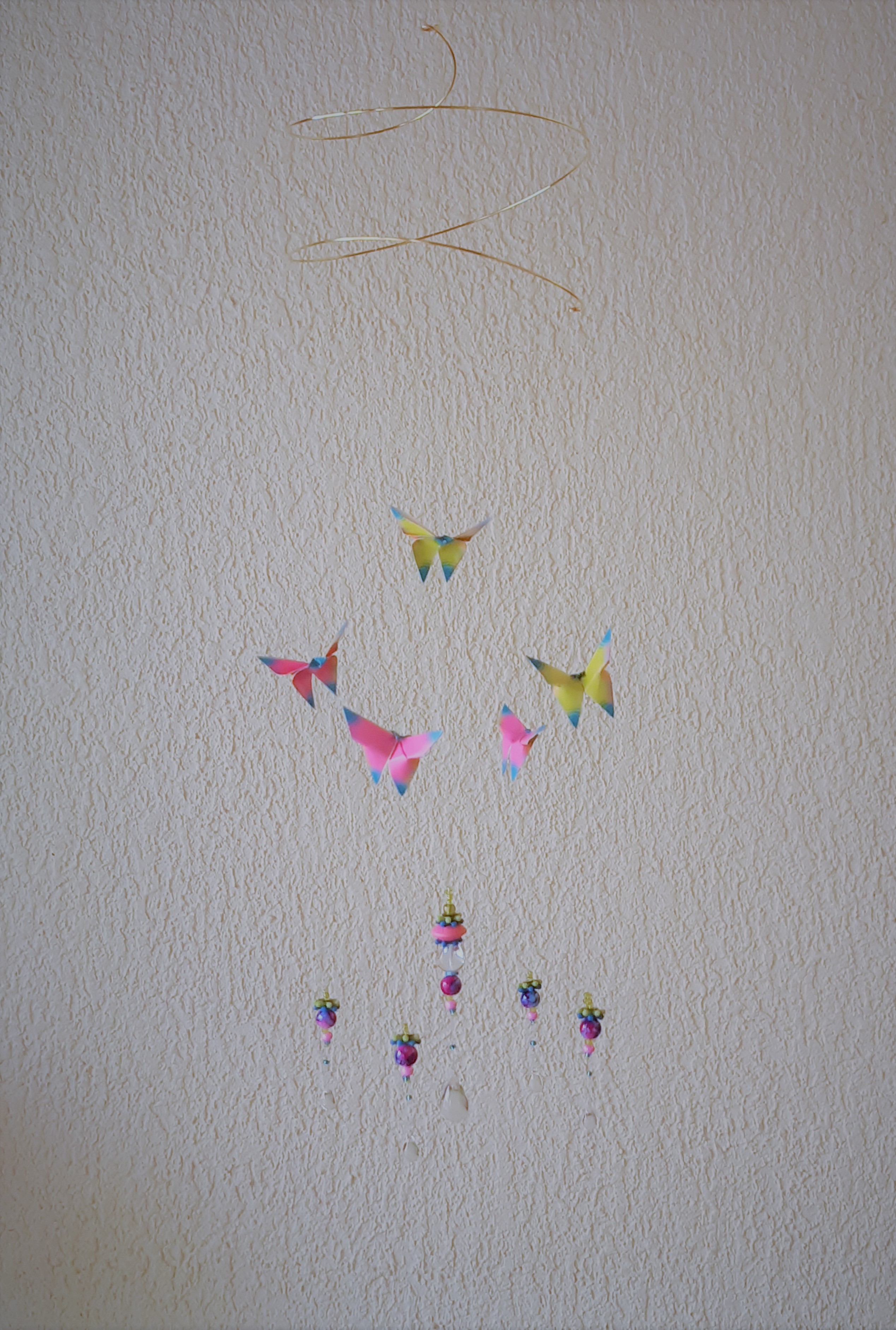 Mini mobile Envolée de papillons fuchsia, jaune et bleu