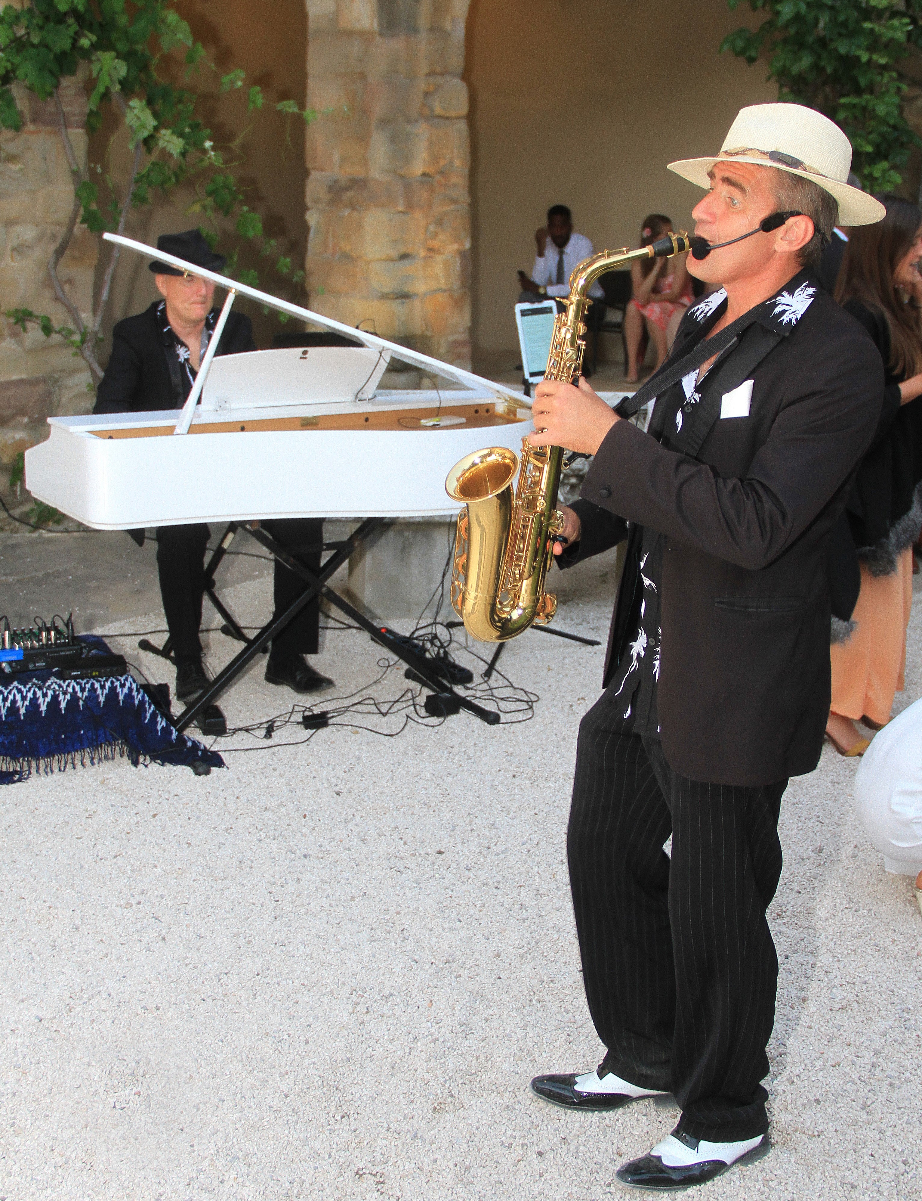 Orchestre de Charleston, Swing, Groupe de Charleston, Trio Jazz, Musiciens de Jazz, Artistes de Jazz, Jazzmen, Jazz Band, Music Band, Formation Jazz, Animation musicale Jazz, Jazz, Swing, Gatsby, Années 20, Prohibition, Dans le Var 83, Dans les Alpes Maritimes 06, Dans les Bouches du Rhône 13, Dans les Alpes de haute Provence 04, dans le Vaucluse 84, dans le Gard 30, dans l'Hérault 34, on French Riviera, Sur la Côte d'Azur, Monaco, Saint Jean Cap Ferrat, Nice, Villefranche Sur Mer, Grasse, Cannes, Menton, Mandelieu, Saint-Raphaël, Fréjus, Draguignan, Toulon, Hyères, Saint-Tropez, Bandol, Sanary, Saint Cyr Sur Mer, Marseille, Aix en Provence, Marignane, Arles, Nîmes Alès, Montpellier, Salon de Provence, Saint Rémy de Provence, les Baux de Provence, Lisle Sur la Sorgue, Avignon, Carpentras, Cavaillon, Orange, Pertuis, Manosque, Sisteron, Digne les Bains, Casteilanne, Verdon, Aups, Cotignac