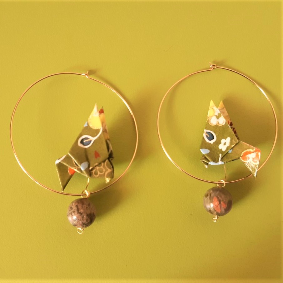boucles d'oreille Oiseaux perchés sur leurs grandes créoles, verts et oranges, 6€
(unakite : connexion à notre intériorité, écoute de soi, acceptation de soi...)