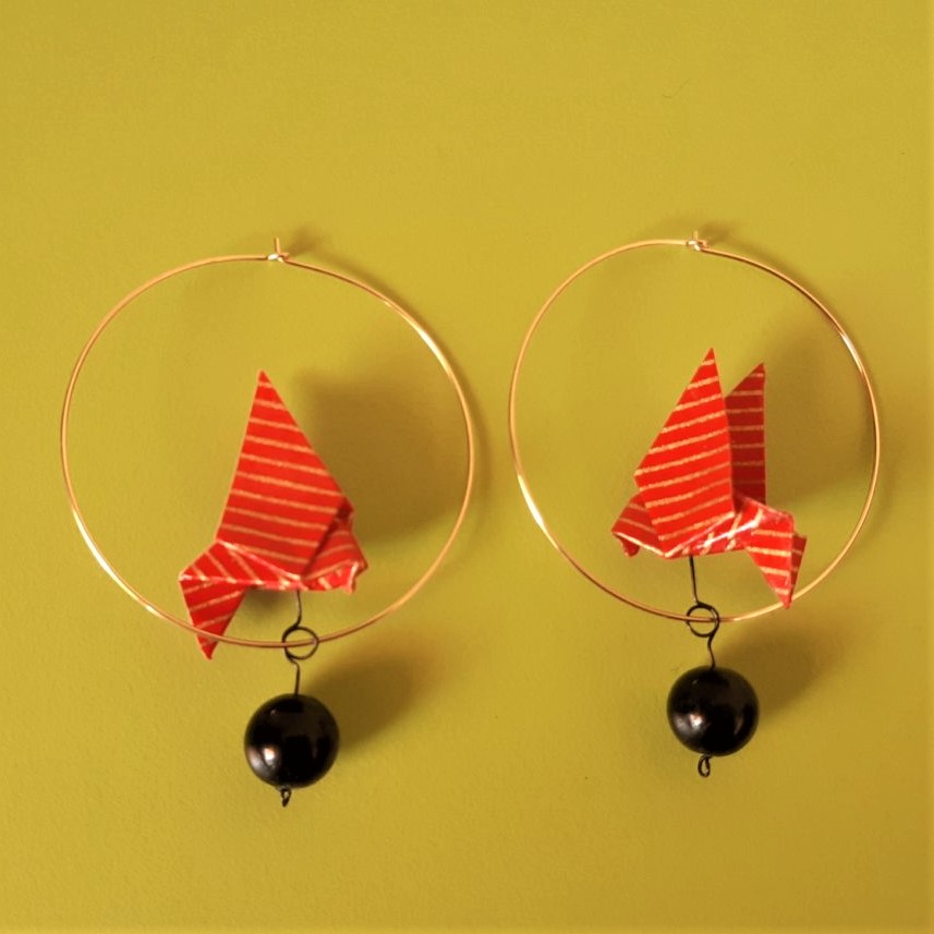 boucles d'oreille Oiseaux perchés sur leurs grandes créoles, rouges, 6€
(onyx noir : réalisme, sens des responsabilités, protection, pondération... )