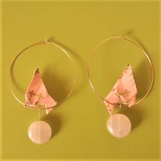 boucles d'oreille Oiseaux perchés sur leurs grandes créoles, roses et dorés, 6€
(quartz rose: réparation affective, sérénité, créativité, intuition... 
