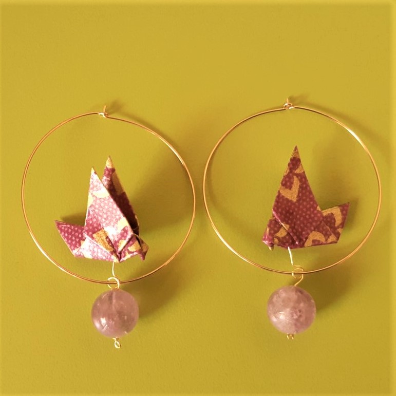 boucles d'oreille Oiseaux perchés sur leurs grandes créoles, mauves et dorés, 6€
(améthyste : sagesse, élévation spirituelle, modération...)