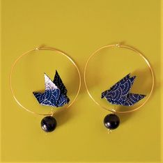 boucles d'oreille Oiseaux perchés sur leurs grandes créoles, bleus, 6€
(onyx noir : réalisme, sens des responsabilités, protection, pondération... )