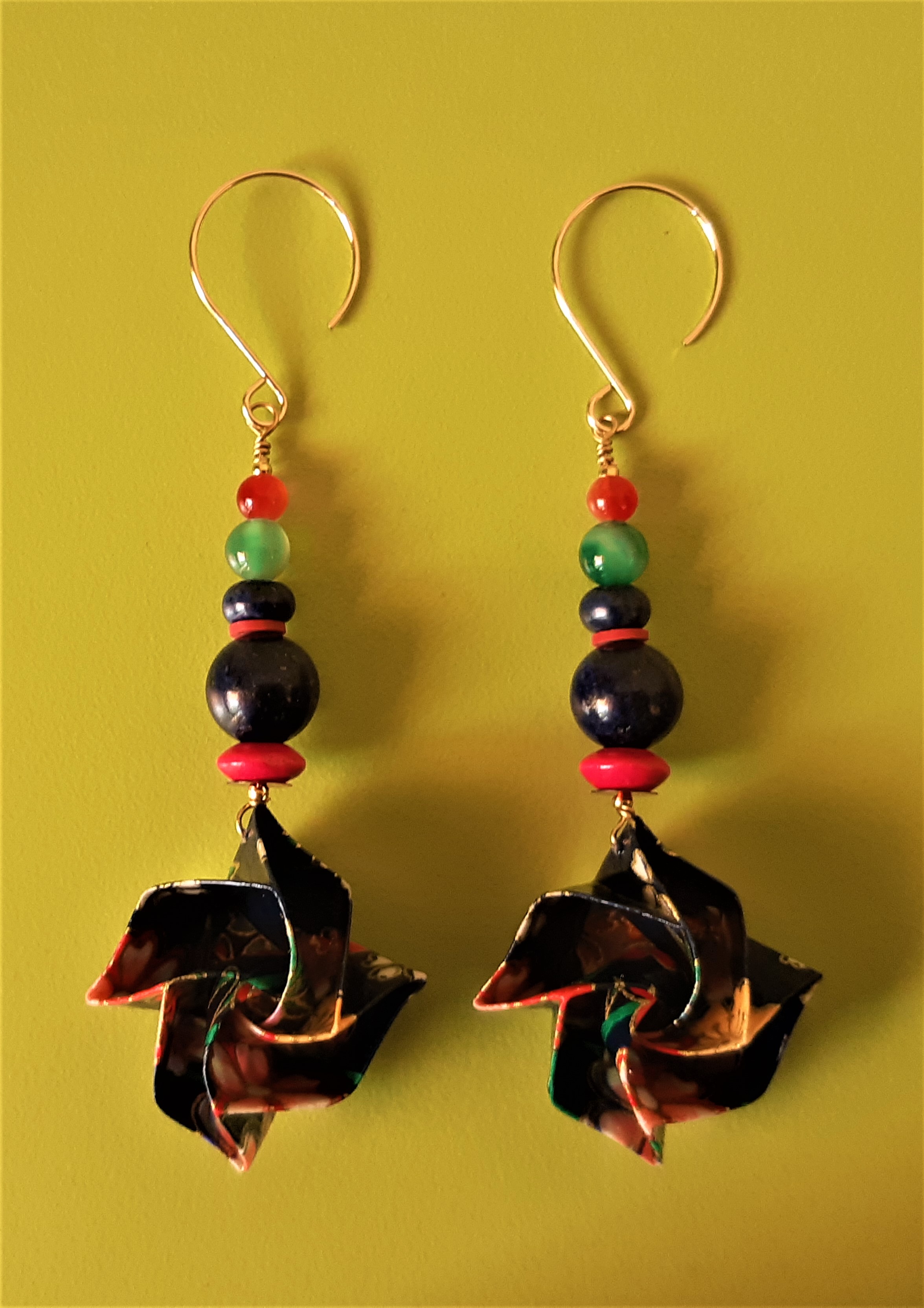 Boucles d'oreilles Fleurs, bleues et vertes, sur crochets en gold-filled, 18€
(lapis lazuli : bonne humeur, communication, créativité... ; cornaline : confiance en soi, spontanéité, courage... ; agate verte : ancrage, protection, équilibre émotionnel...)