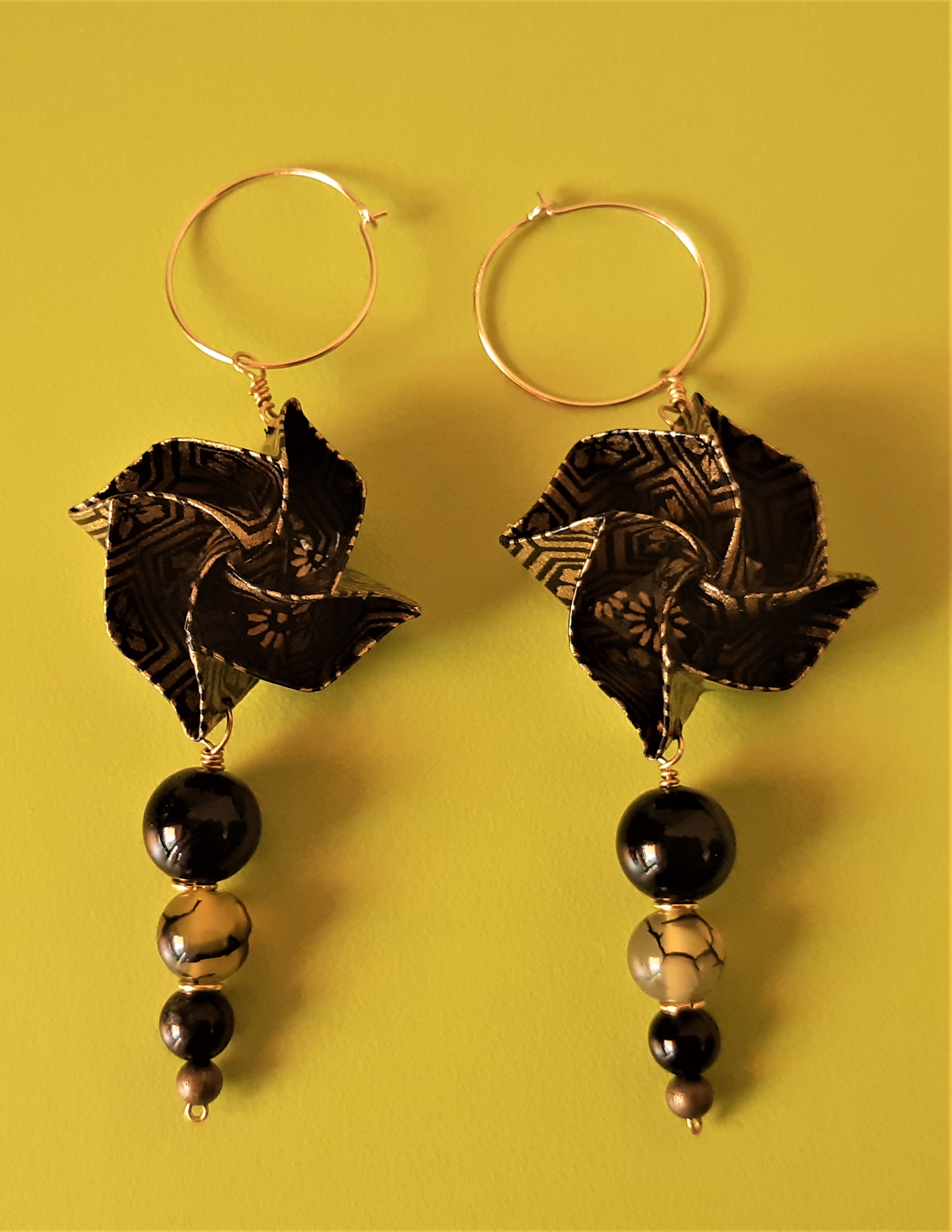 Boucles d'oreilles Fleurs, noires et dorées, sur créoles en gold-filled, 20€
(agate veine de dragon : ancrage, protection, équilibre émotionnel, harmonie, antistress... ; onyx : réalisme, protection, pondération... ; obsidienne : spiritualité, protection; spiritualité...)