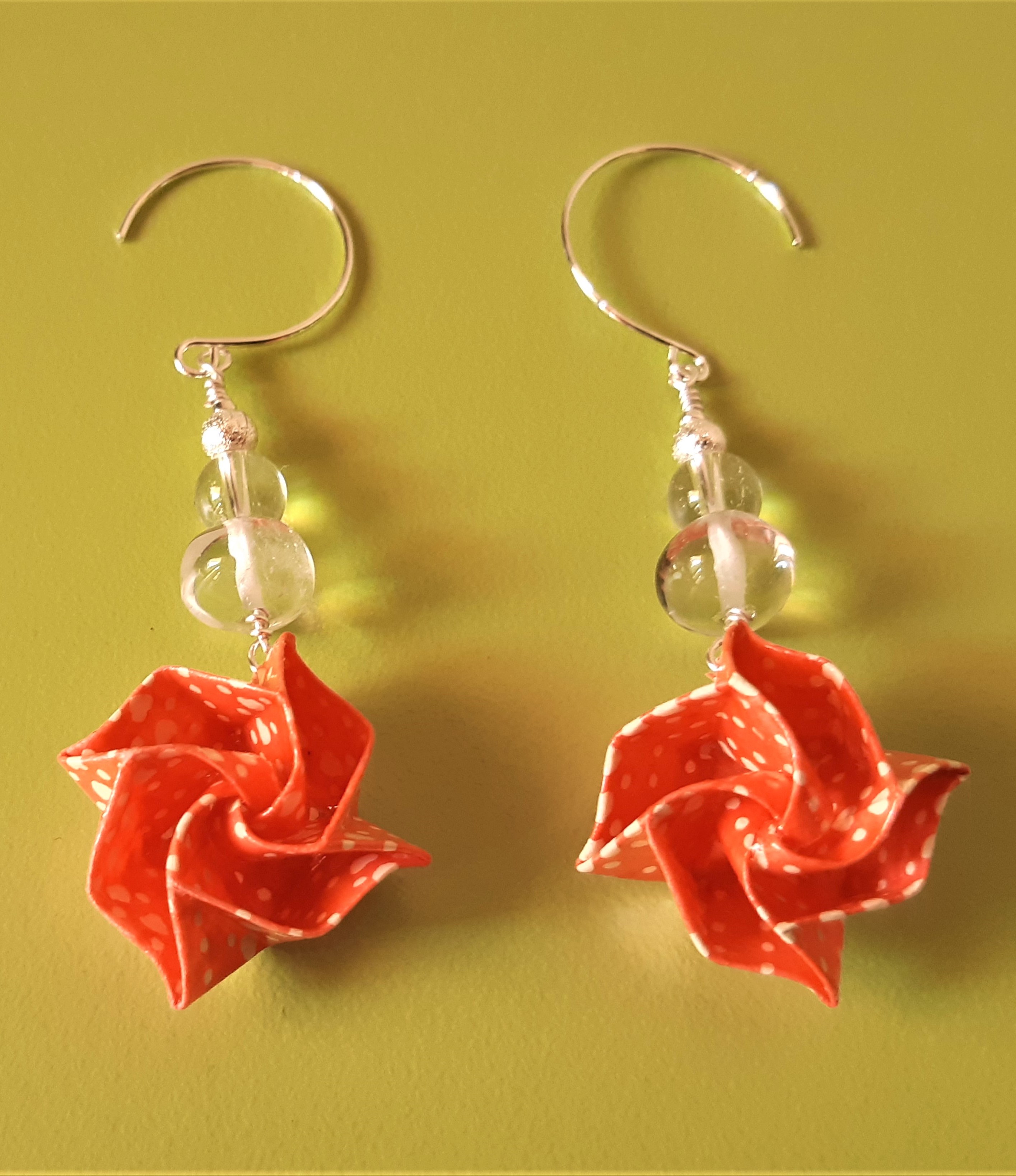 Boucles d'oreilles Fleurs, corail, 18€
(cristal de roche : régénération, purification, spiritualité...)