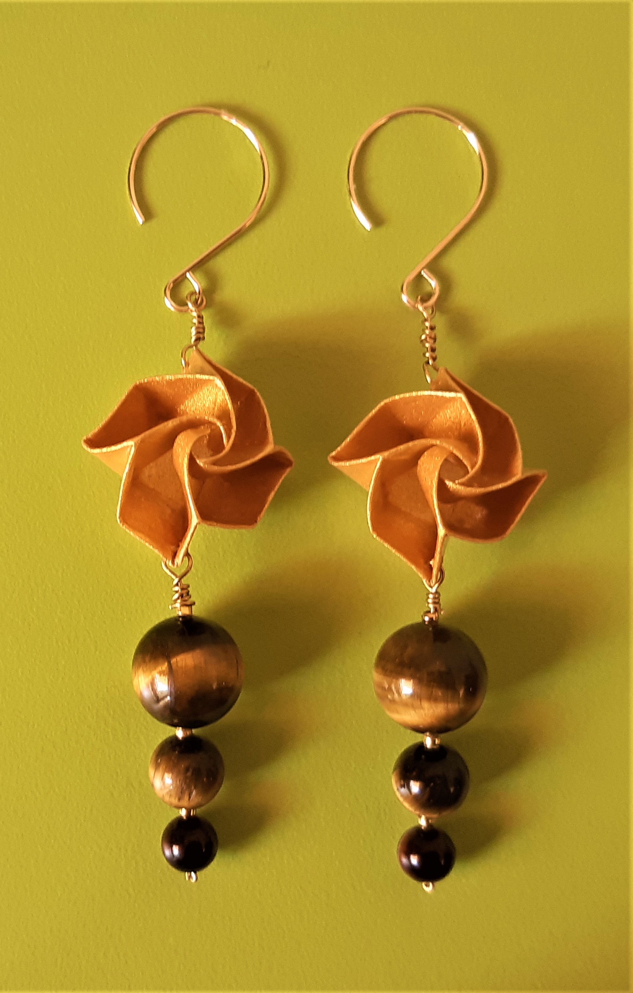 Boucles d'oreilles Fleurs, dorées, sur crochets en gold-filled, 18€
(œil de tigre : protection, confiance en soi, dynamisme, sens de l'amitié...)
