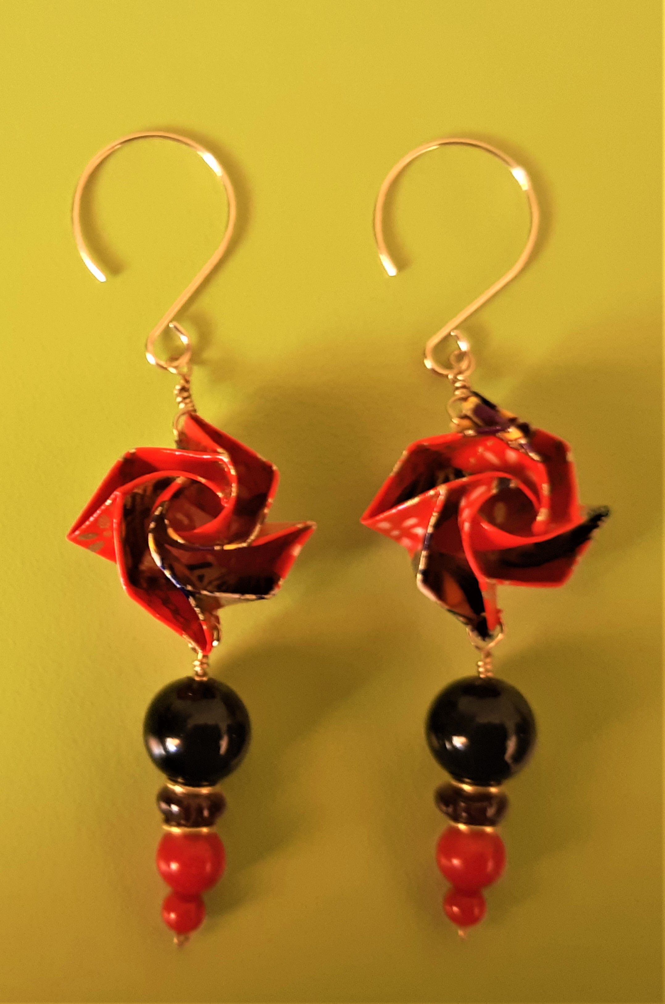 Boucles d'oreilles Fleurs, rouges et noires, sur crochets en gold-filled, 18€
(onyx noir et rouge : réalisme, sens des responsabilités, protection, pondération... ; grenat : énergie, courage, volonté...)