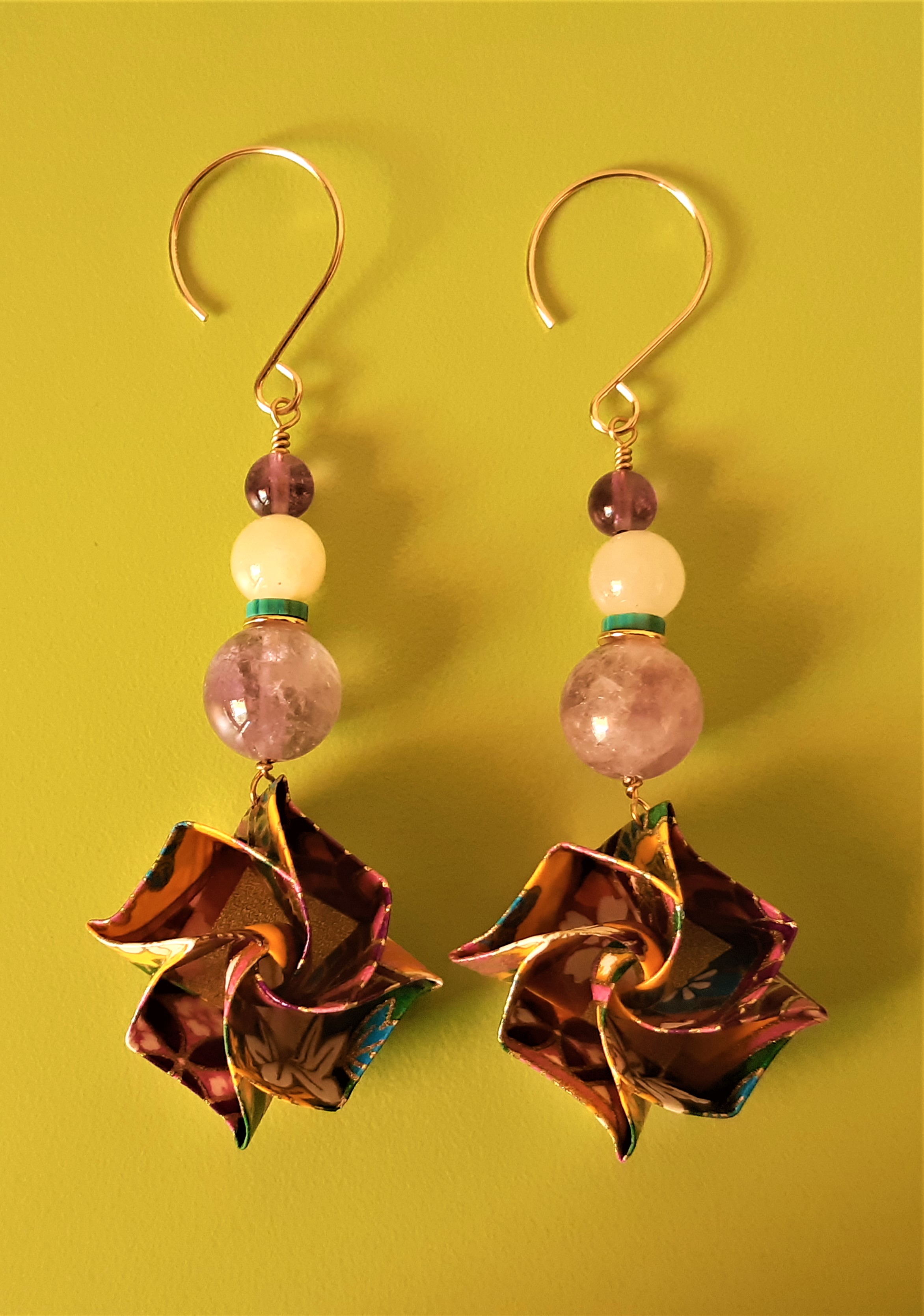 Boucles d'oreilles Fleurs, mauves et vertes, sur crochets en gold-filled, 18€
(améthyste : sagesse, élévation spirituelle, modération... ;  jade jaune : dévouement, courage, harmonie, paix intérieure, méditation...)