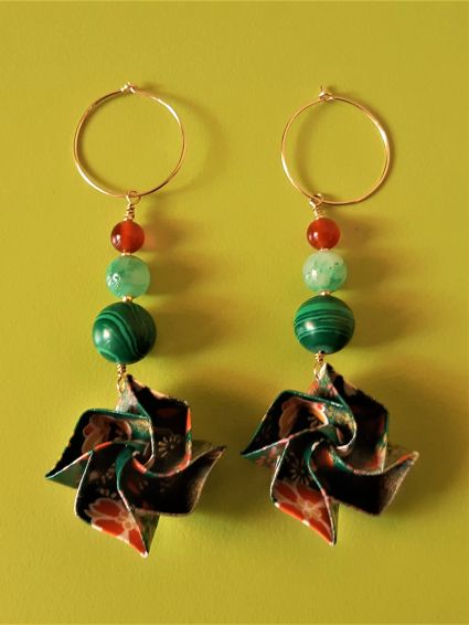 Boucles d'oreilles Fleurs, vertes et rouges, sur créoles en gold-filled, 20€
(malachite : confiance en soi, énergie positive, protection, méditation... ; cornaline : confiance en soi, spontanéité, courage... ; jade : dévouement, courage, harmonie, paix intérieure, méditation...)