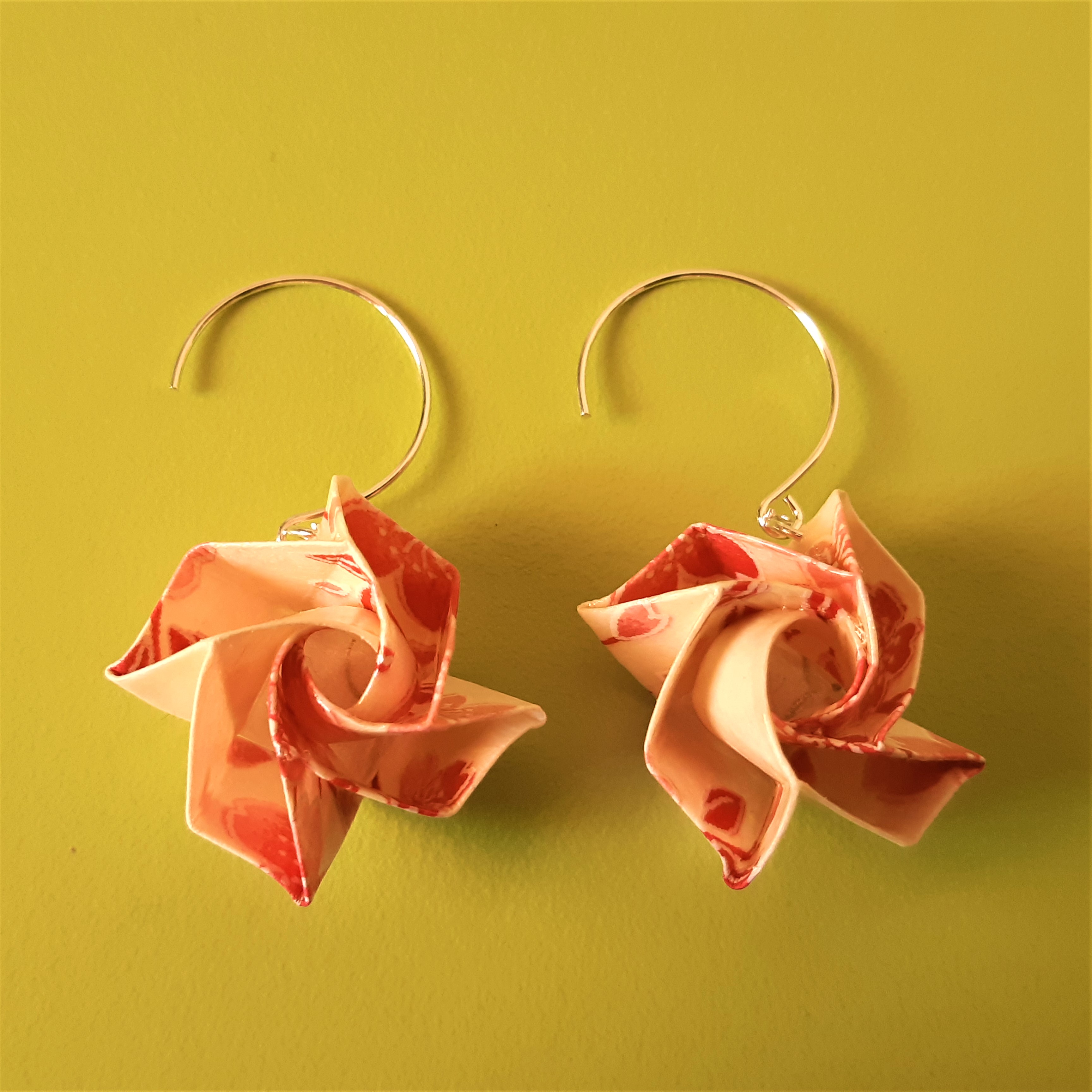 boucles d'oreille Fleurs simples, roses et beiges, 9€
(~ 2,5 cm de haut hors crochets)