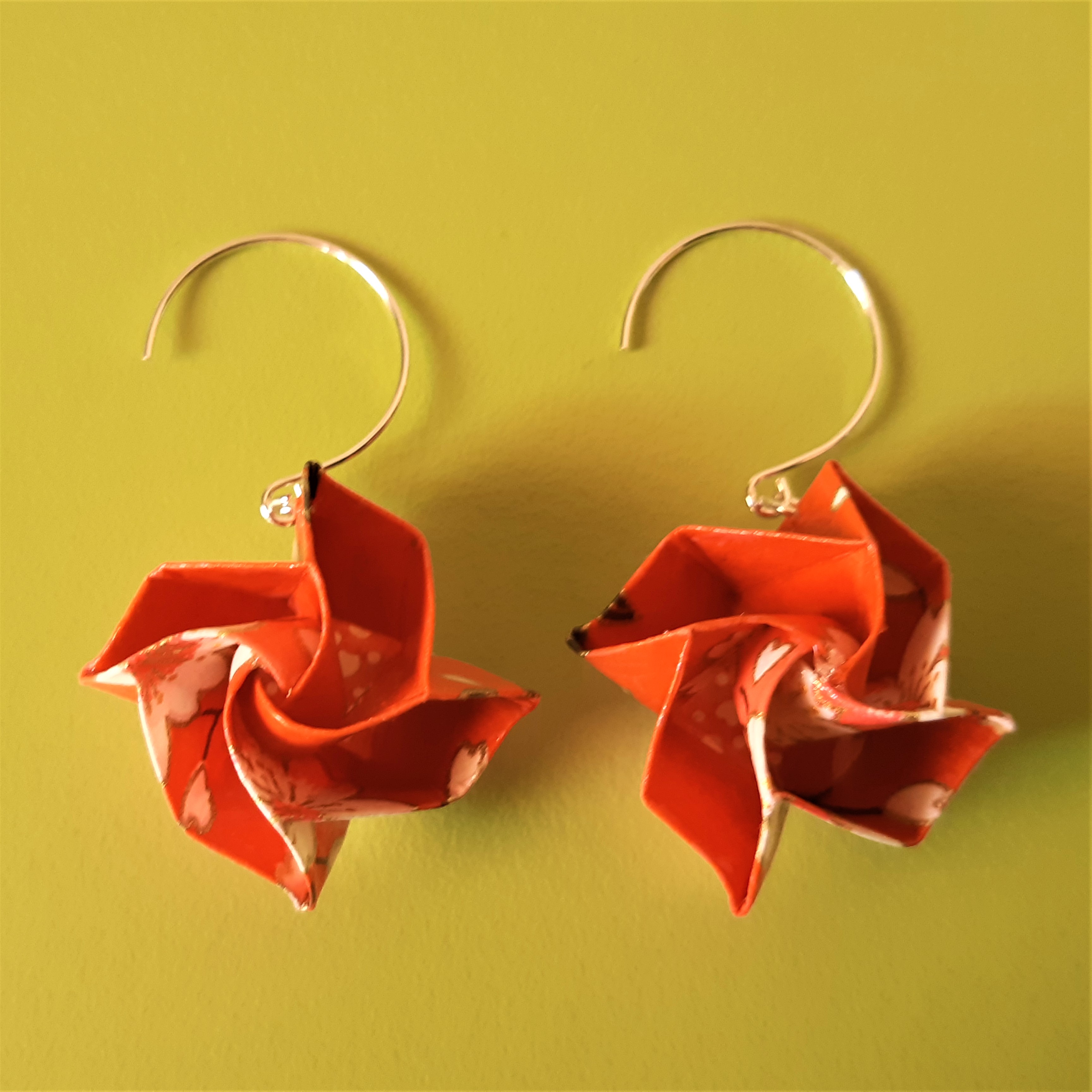 boucles d'oreille Fleurs simples, oranges, 9€
(~ 2,5 cm de haut hors crochets)