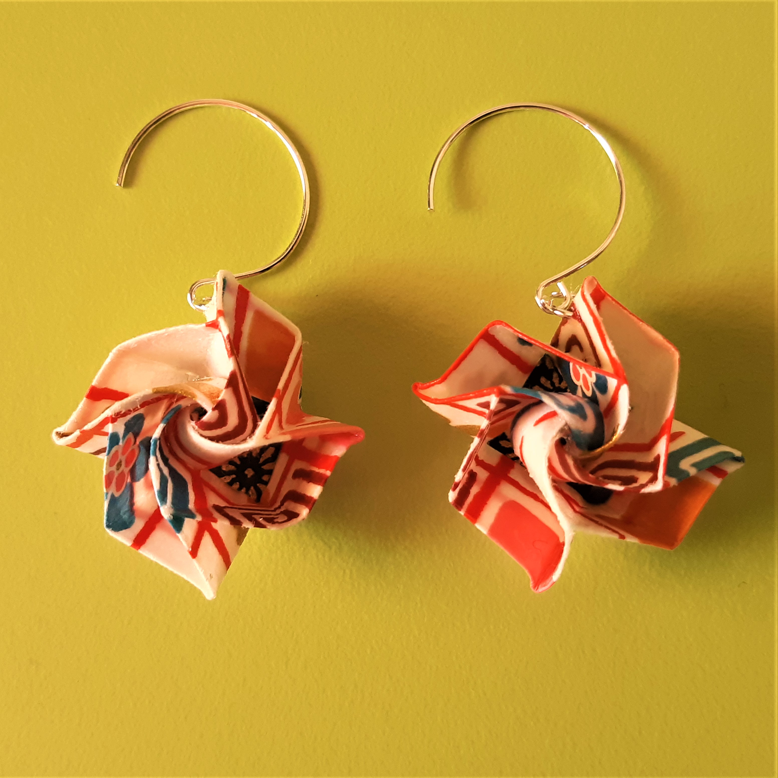 boucles d'oreille Fleurs simples, blanches, oranges et bleues, 9€
(~ 2,5 cm de haut hors crochets)