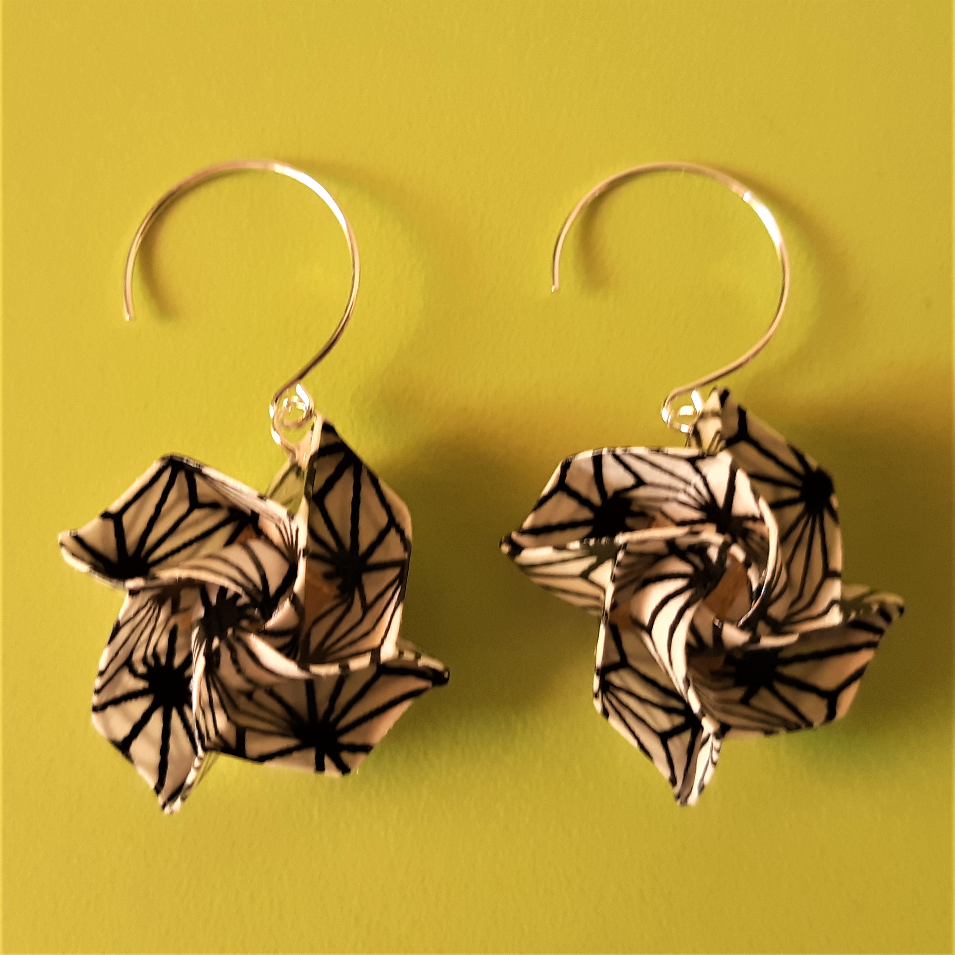 boucles d'oreille Fleurs simples, noires et blanches, 9€
(~ 2,5 cm de haut hors crochets)