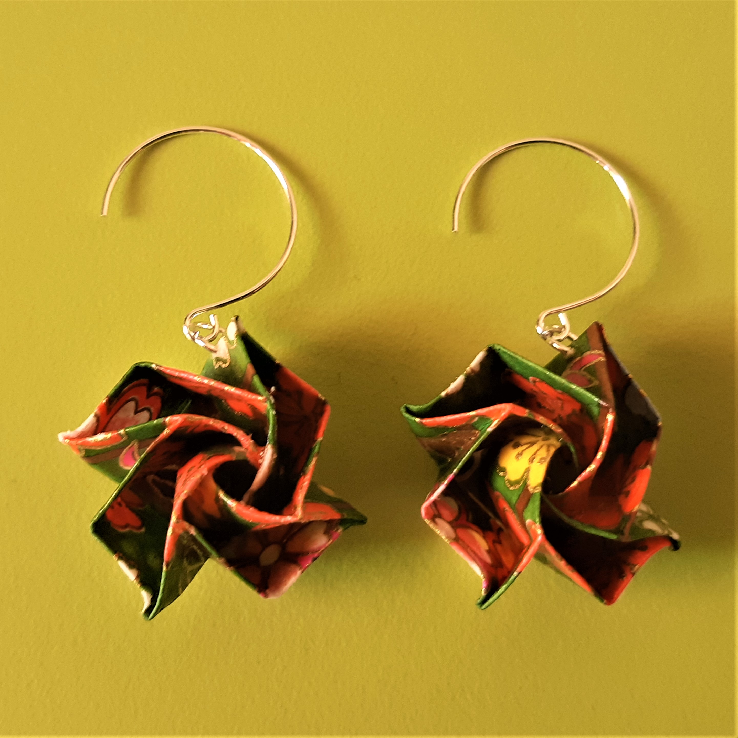 boucles d'oreille Fleurs simples, oranges et vertes, 9€
(~ 2,5 cm de haut hors crochets)