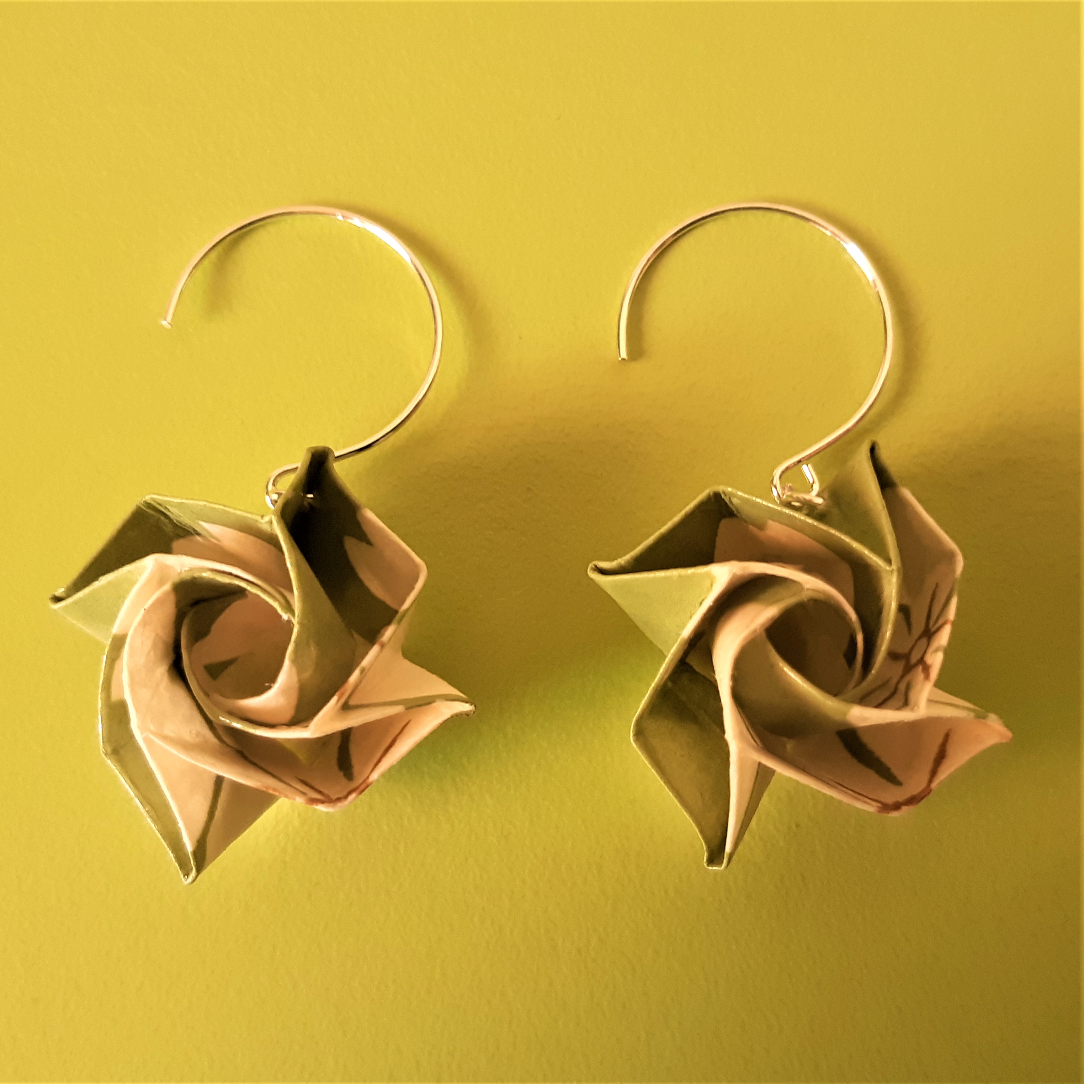 boucles d'oreille Fleurs simples, vertes et beige, 9€
(~ 2,5 cm de haut hors crochets)