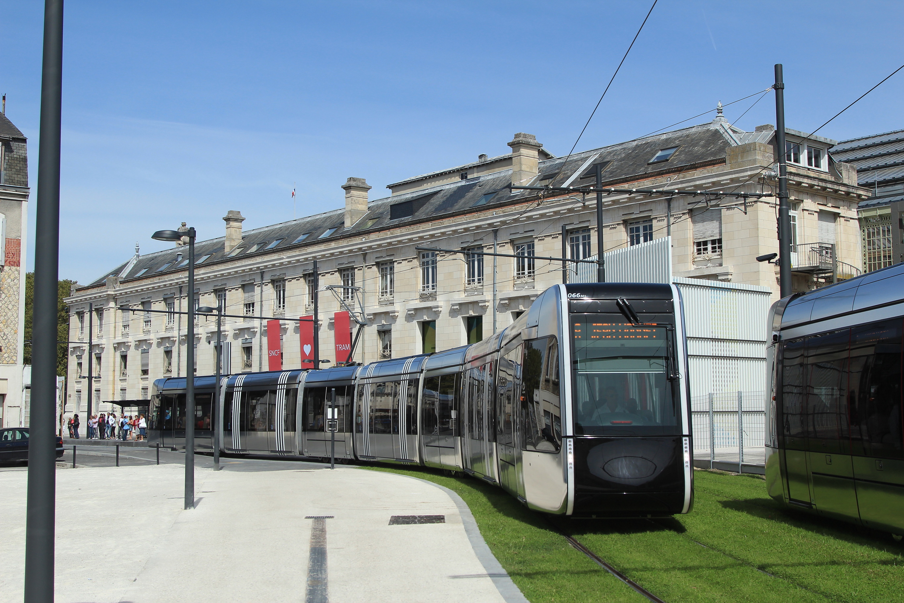 Deux trams de tours a la gare par cramos